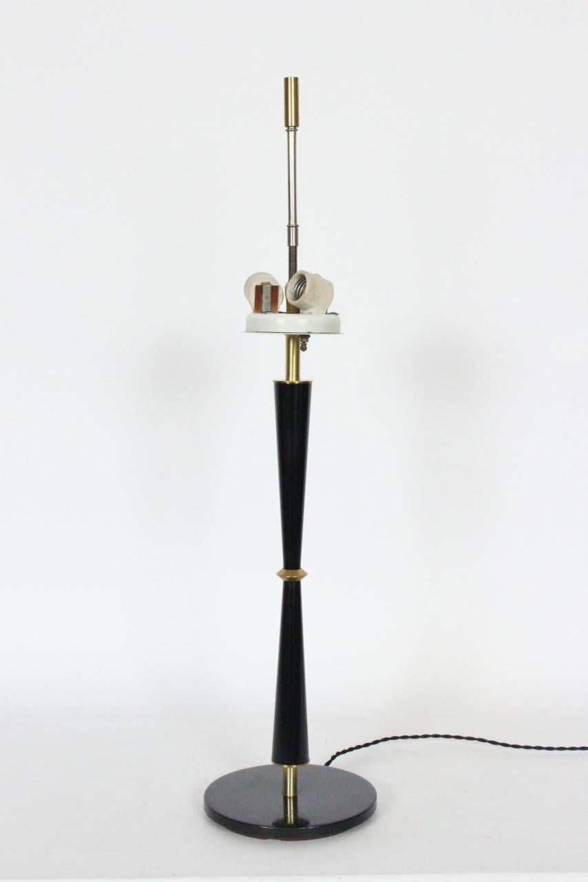 Milieu du XXe siècle Gerald Thurston pour Lightolier - Lampe de bureau noire et en laiton en vente