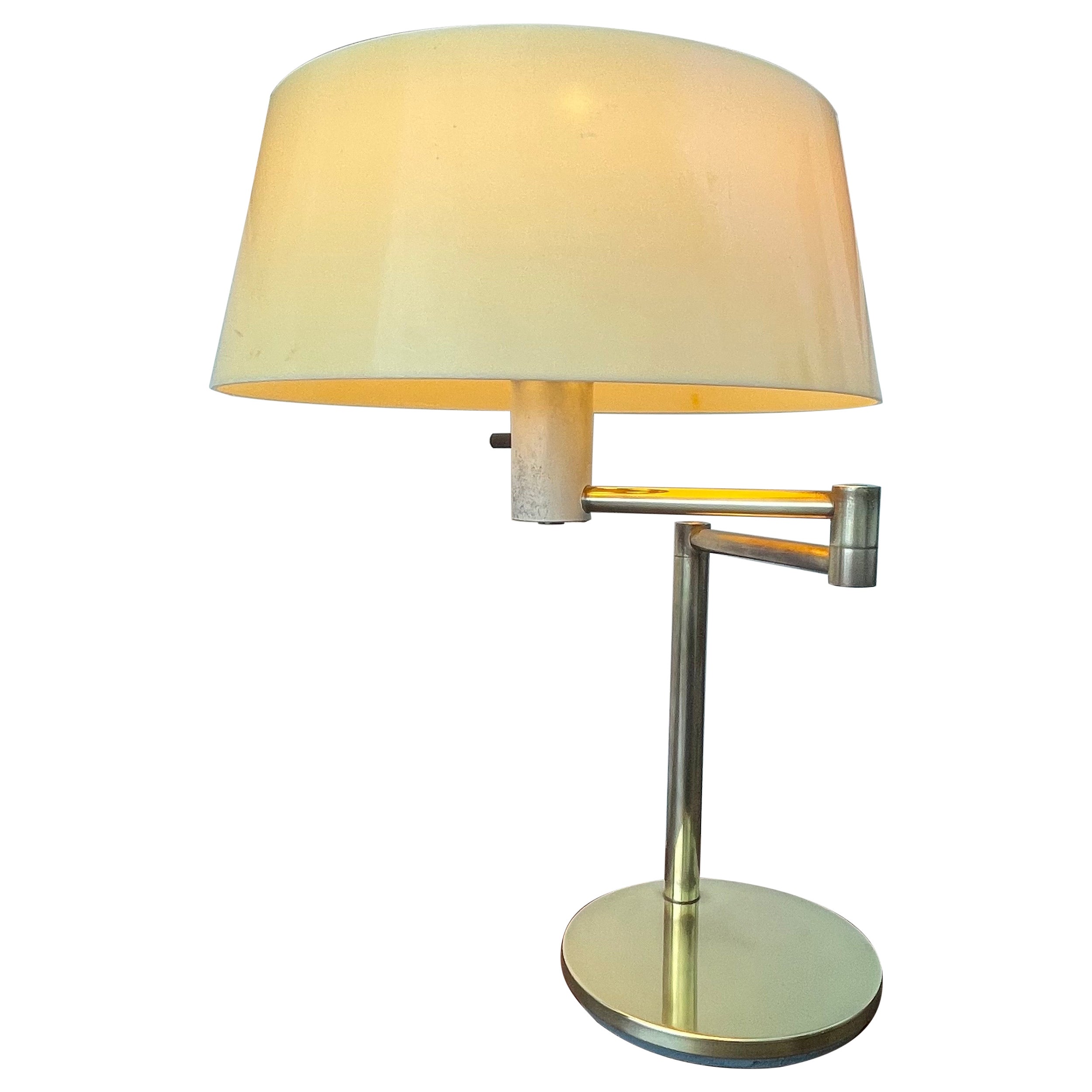 Gerald Thurston pour Lightolier Lampe de table à bras articulé en laiton avec diffuseur original en vente