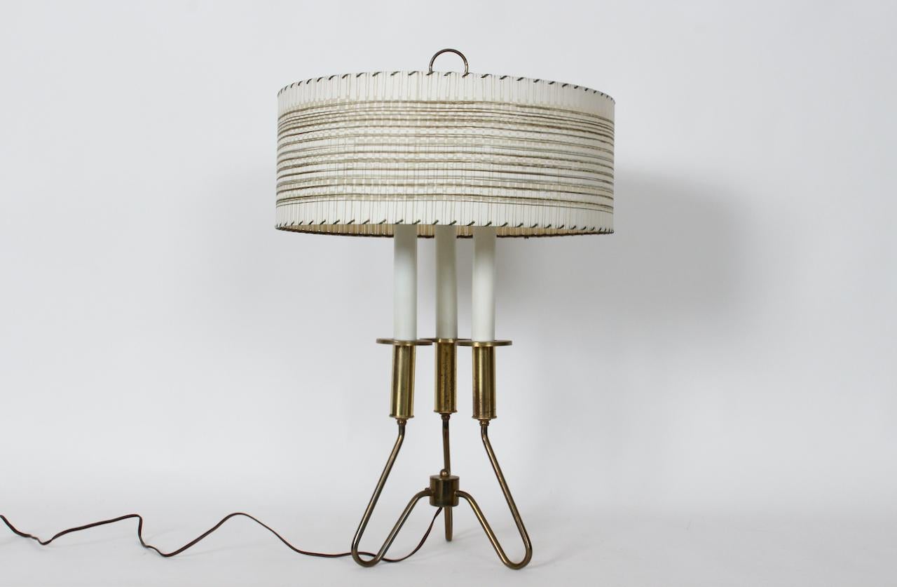 Milieu du XXe siècle Gerald Thurston pour Lightolier Lampe à trois chandeliers en laiton en vente