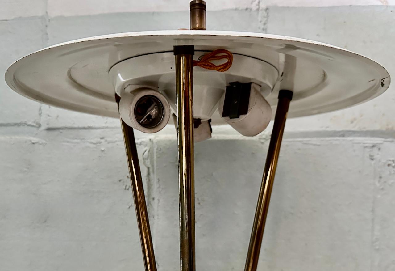 Smaltato Gerald Thurston per Lightolier Lampada da terra a treppiede in ottone, anni '50 in vendita