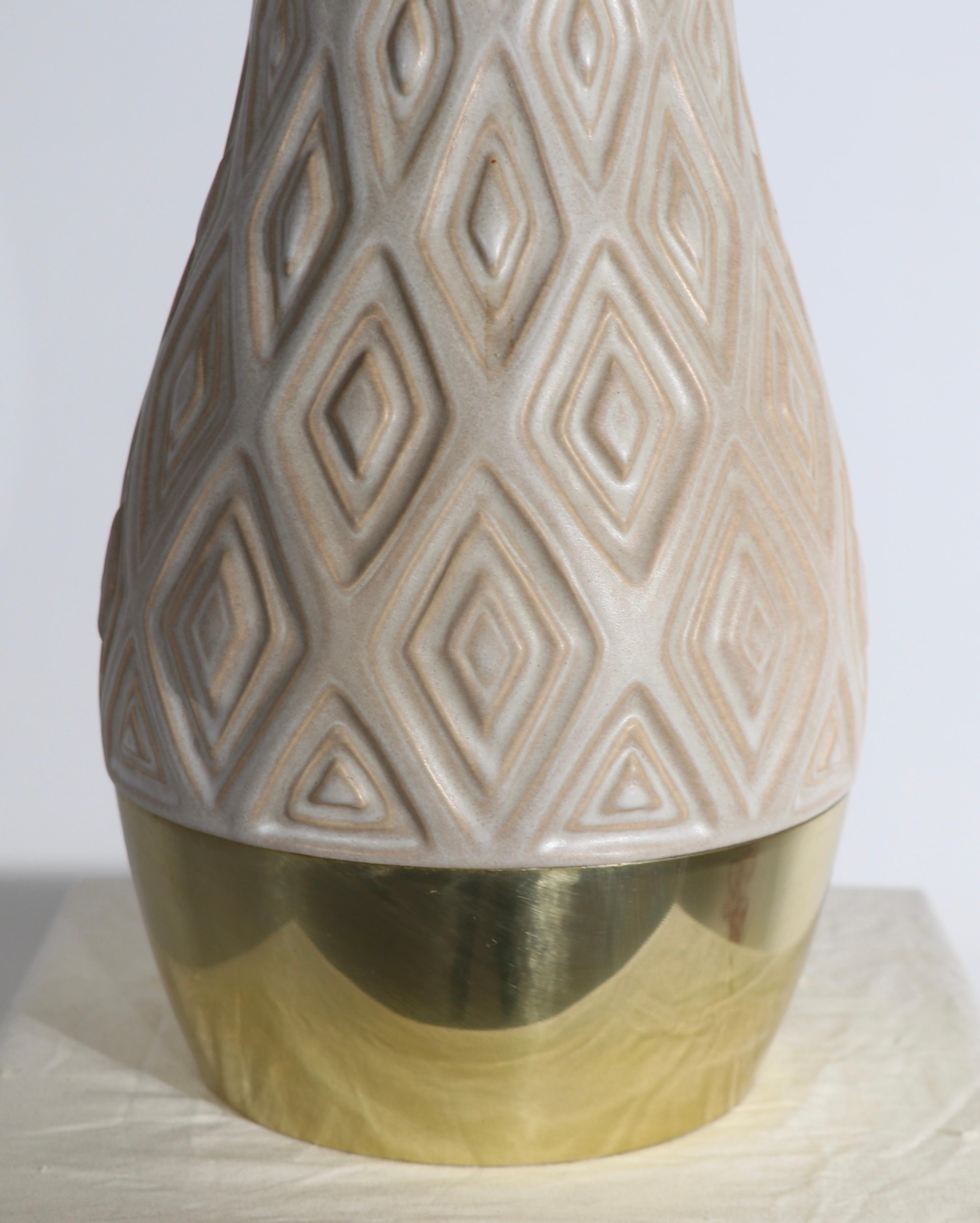 Gerald Thurston für Lightolier Keramik-Tischlampe, ca. 1950/ 1960er Jahre (Messing) im Angebot