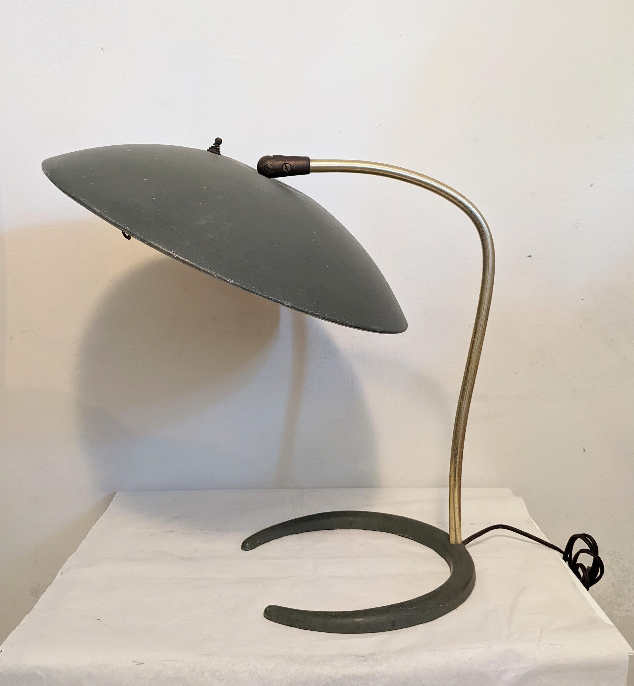 Lampe de bureau Gerald Thurston pour Lightolier des années 1950 en tôle émaillée vert gris industriel. Base en forme de croissant et abat-jour pivotant. 2 ampoules.
Abat-jour 16