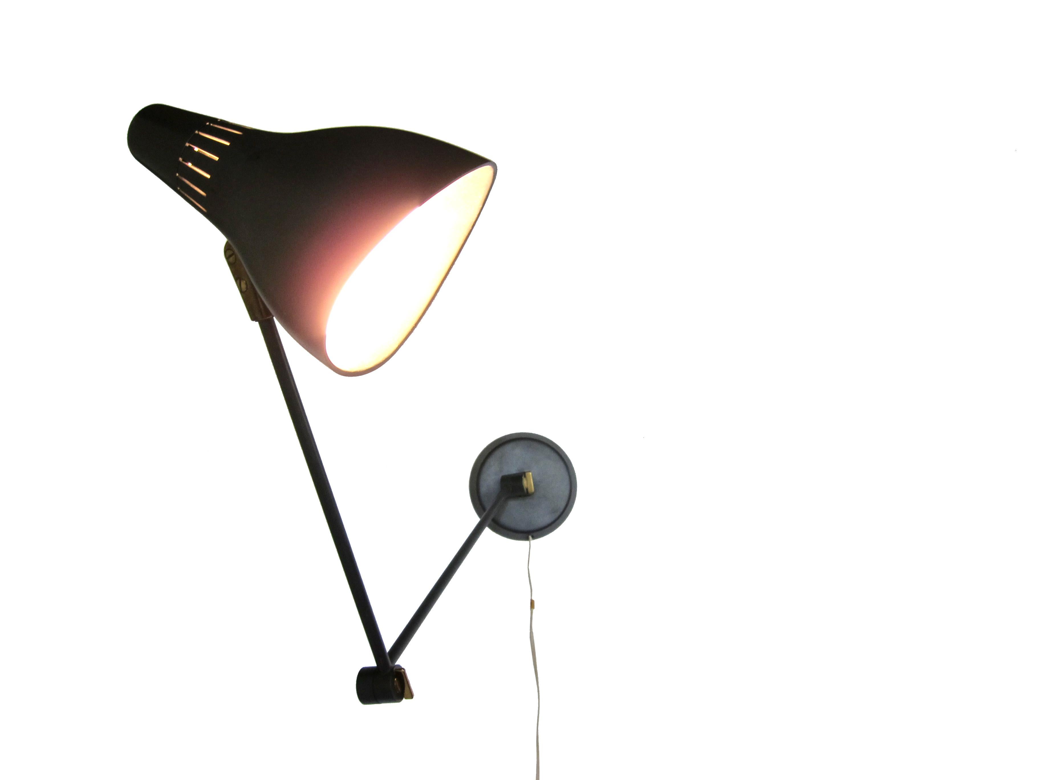 Metal extendable arm wall lamp with brass fittings designed by Gerald Thurston for Lightolier. Lamp head measures 8.5
