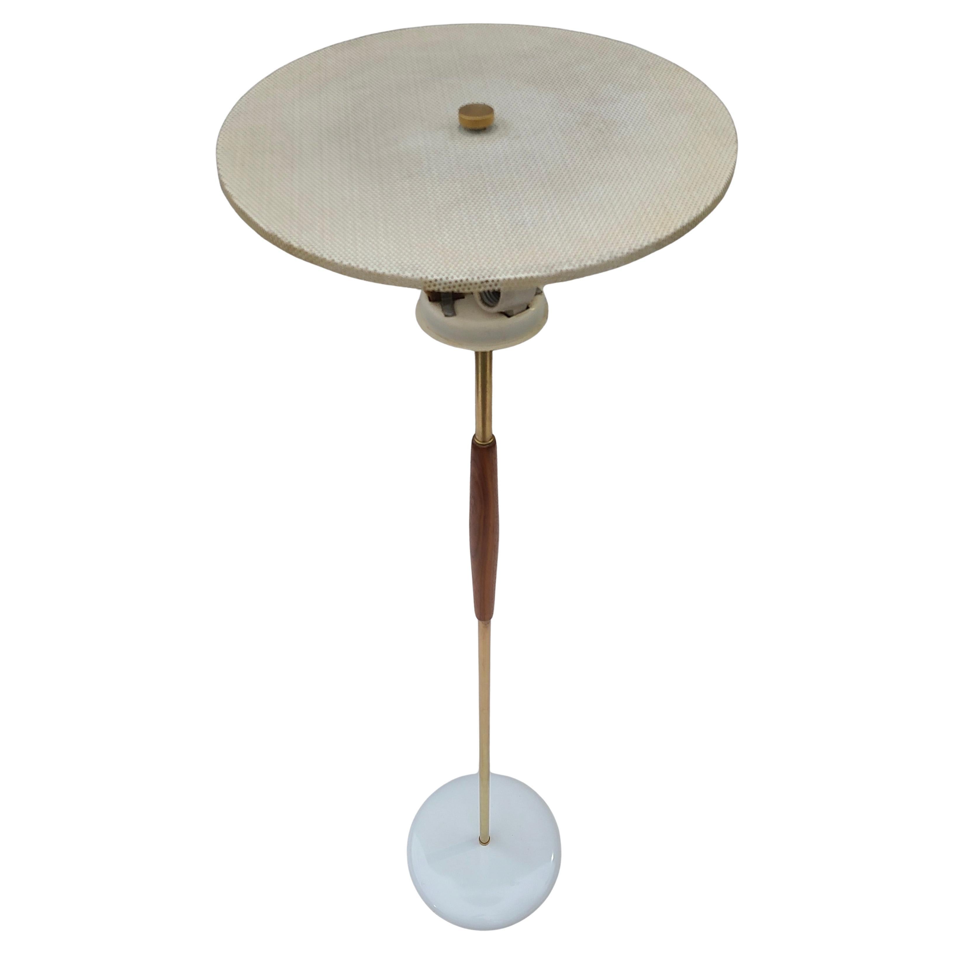 Gerald Thurston para Lightolier Lámpara de pie Nogal y latón en Bueno estado para la venta en Fraser, MI