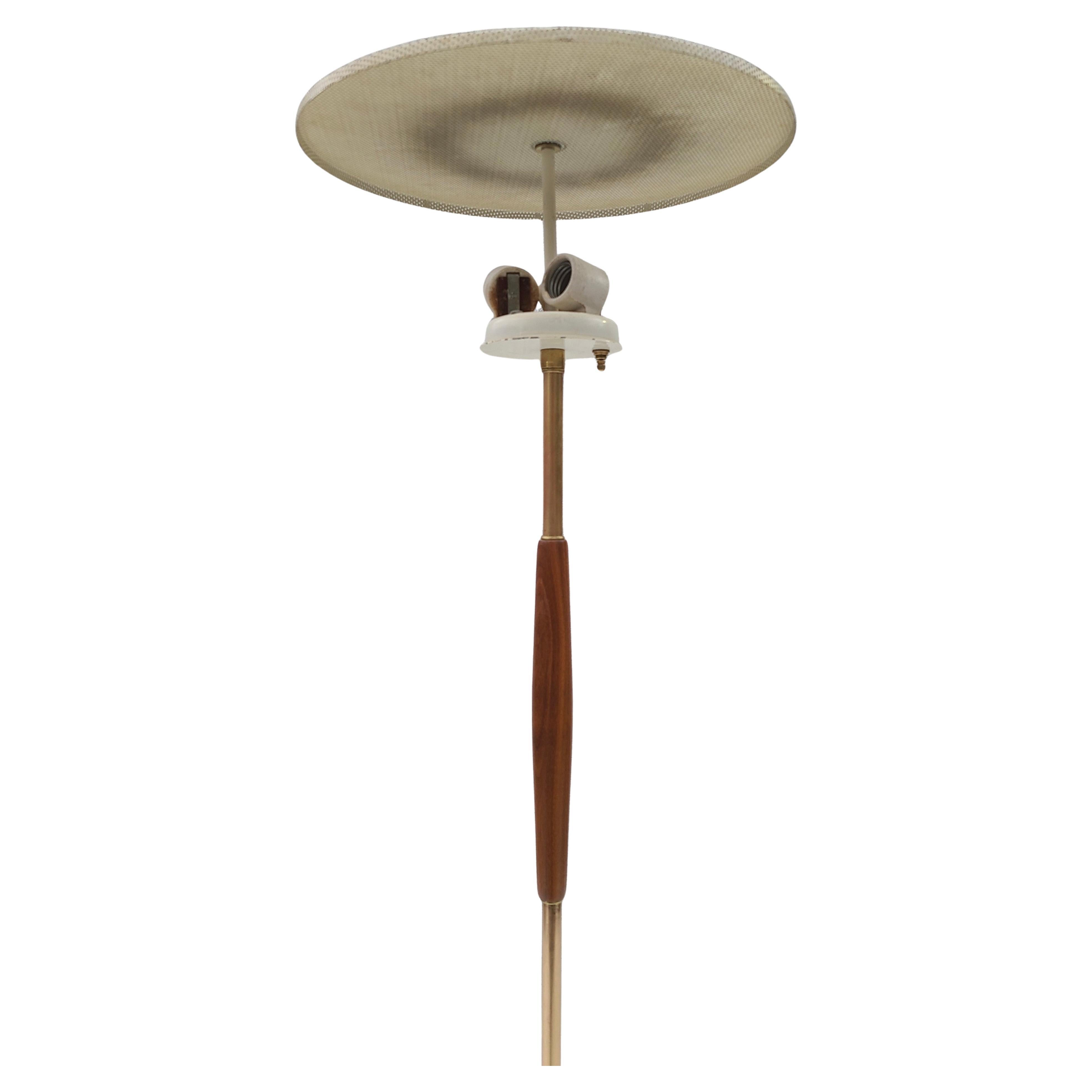 Gerald Thurston para Lightolier Lámpara de pie Nogal y latón mediados del siglo XX en venta