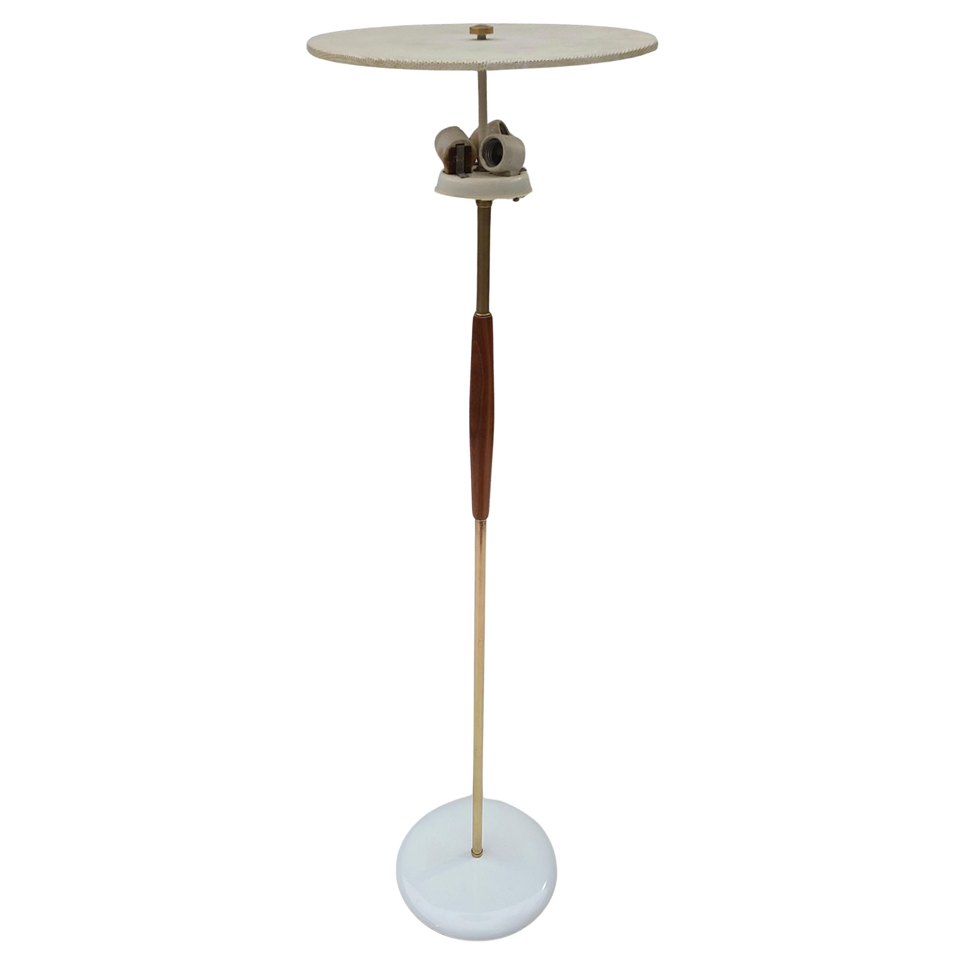 Gerald Thurston para Lightolier Lámpara de pie Nogal y latón Latón en venta