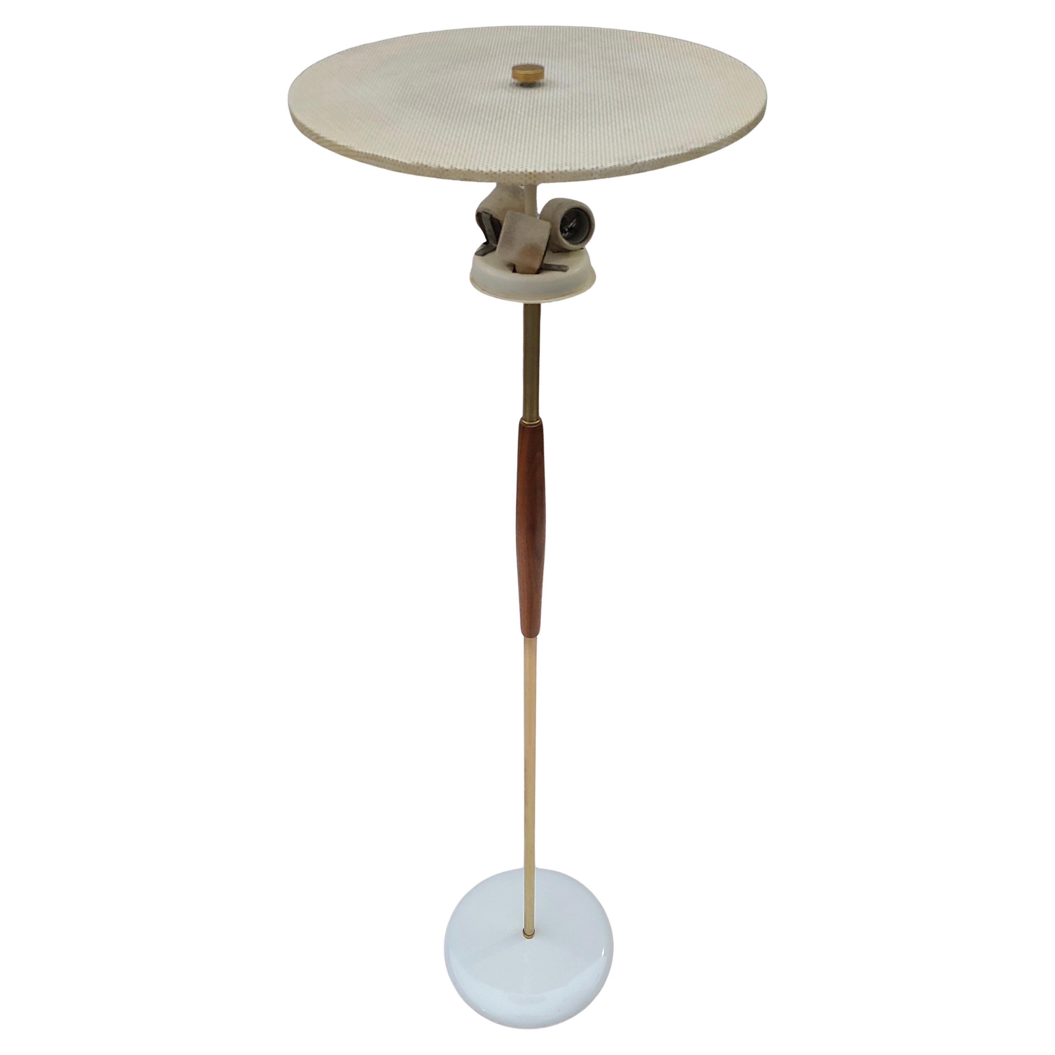 Gerald Thurston para Lightolier Lámpara de pie Nogal y latón en venta 1