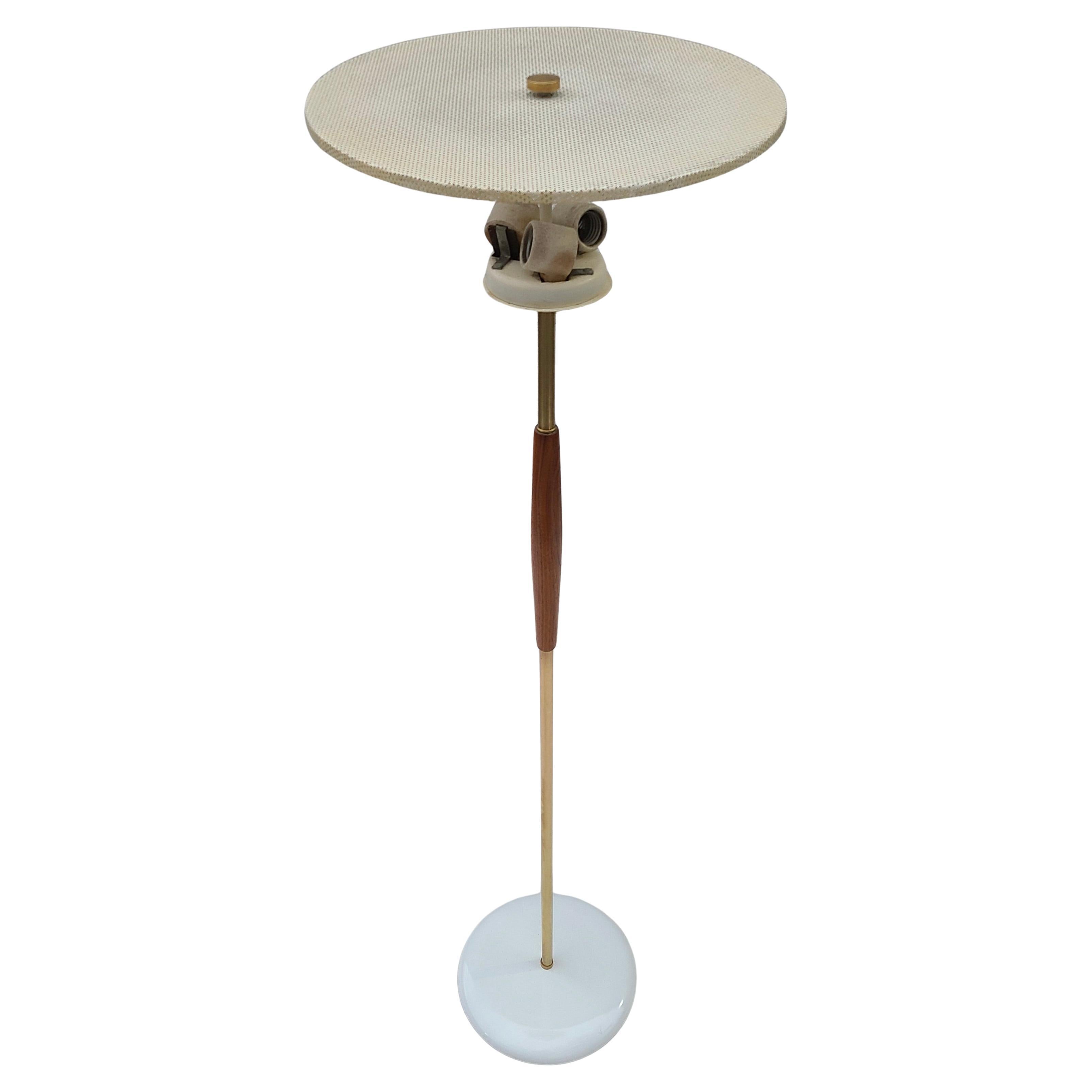 Gerald Thurston para Lightolier Lámpara de pie Nogal y latón en venta 2