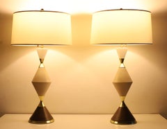 Gerald Thurston per le lampade da tavolo Lightolier Hourglass in porcellana e ottone