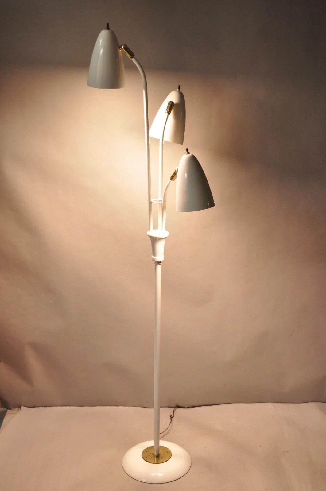 Bitte teilen Sie uns Ihre Postleitzahl mit, um ein günstigeres Angebot für den Versand innerhalb der USA anzufordern.

Vintage Gerald Thurston für Lightolier Mid Century Modern White Metal 