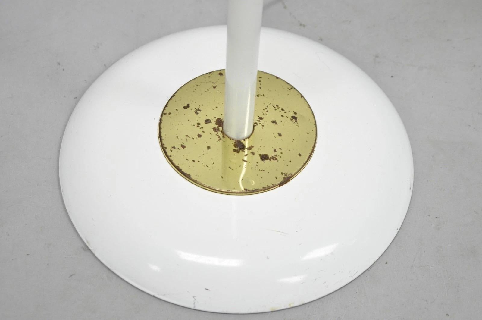 Gerald Thurston für Lightolier Moderne Stehleuchte aus weißem Metall aus der Jahrhundertwende im Angebot 1