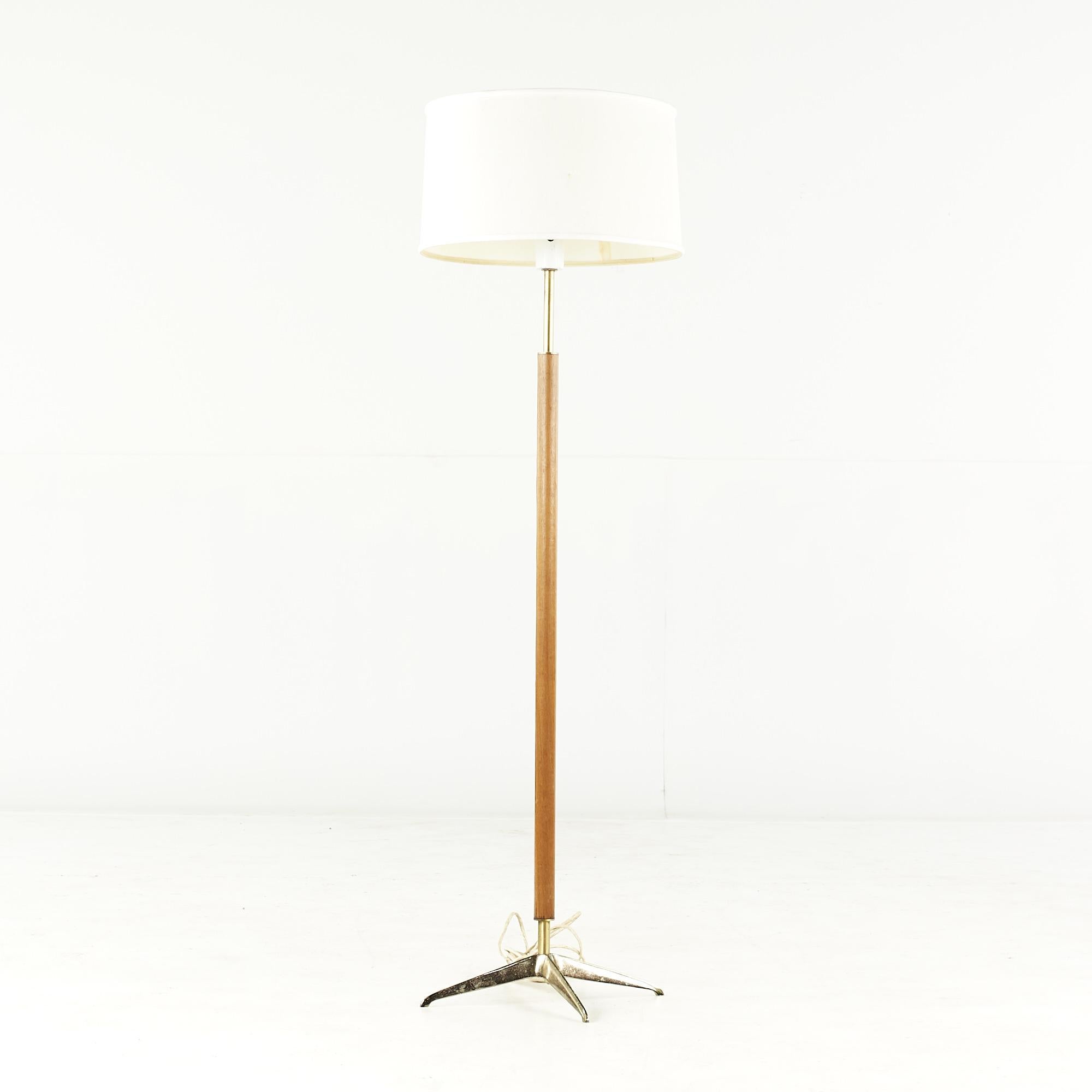 Gerald Thurston für Lightolier  Mid Century Stehlampe aus Nussbaum und Messing (Moderne der Mitte des Jahrhunderts) im Angebot