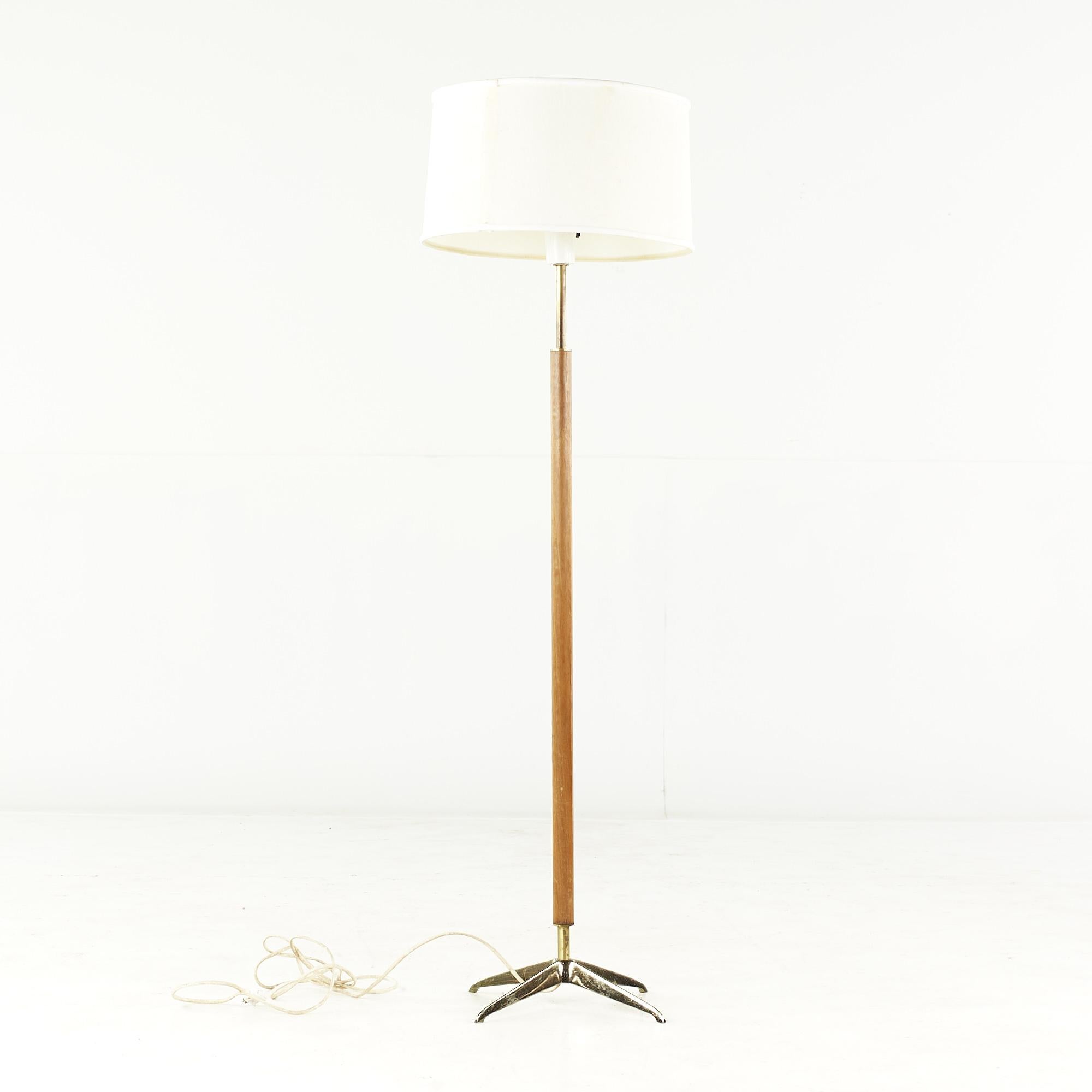 Gerald Thurston for Lightolier  Mid Century Walnut and Brass Floor Lamp In Good Condition For Sale In Countryside, IL