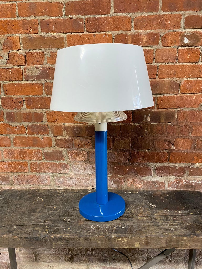 Gerald Thurston for Lightolier PL-79424 Basic Concept table lamp. Bright royal blue lacquered metal base with plastic drum shade and clear plastic diffuser. Circa 1970. Original working condition. The lamp is very good condition. Most of these lamps