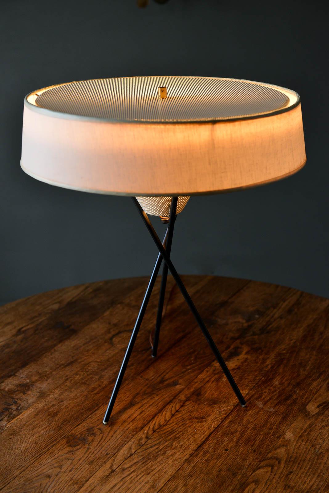 Gerald Thurston for Lightolier tripod base table lamp, circa 1955. Beautiful original fiberglass shade with original metal enamel diffuser. Original wiring in very good working condition. Some slight wear to enamel cone as shown, otherwise very