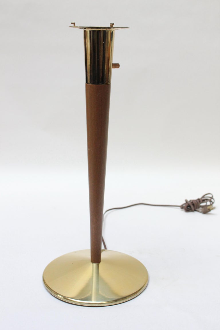 Mid-Century Modern Gerald Thurston for Lightolier Walnut and Brass Table Lamp For Sale
