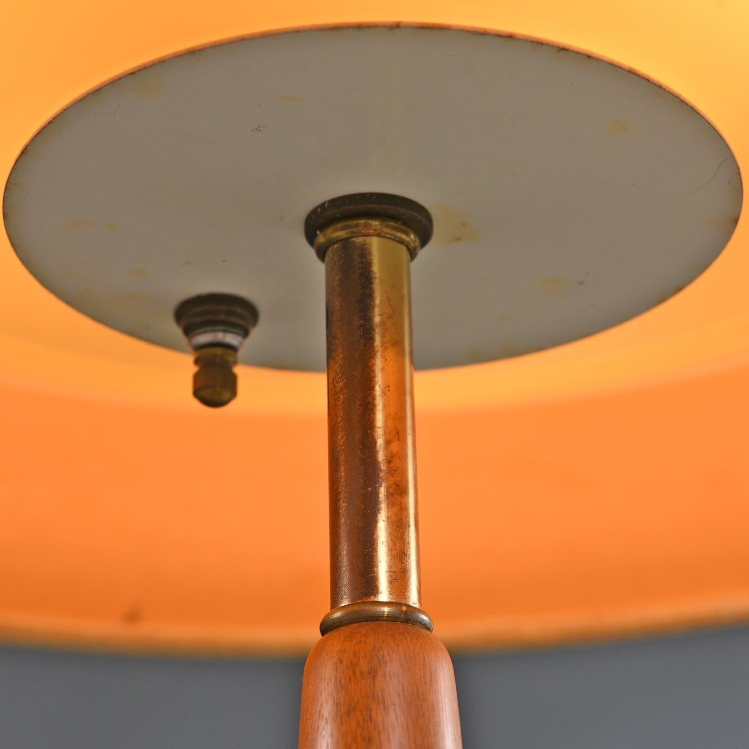 Gerald Thurston for Lightolier Walnut and Brass Tapered Table Lamp In Good Condition In Chattanooga, TN