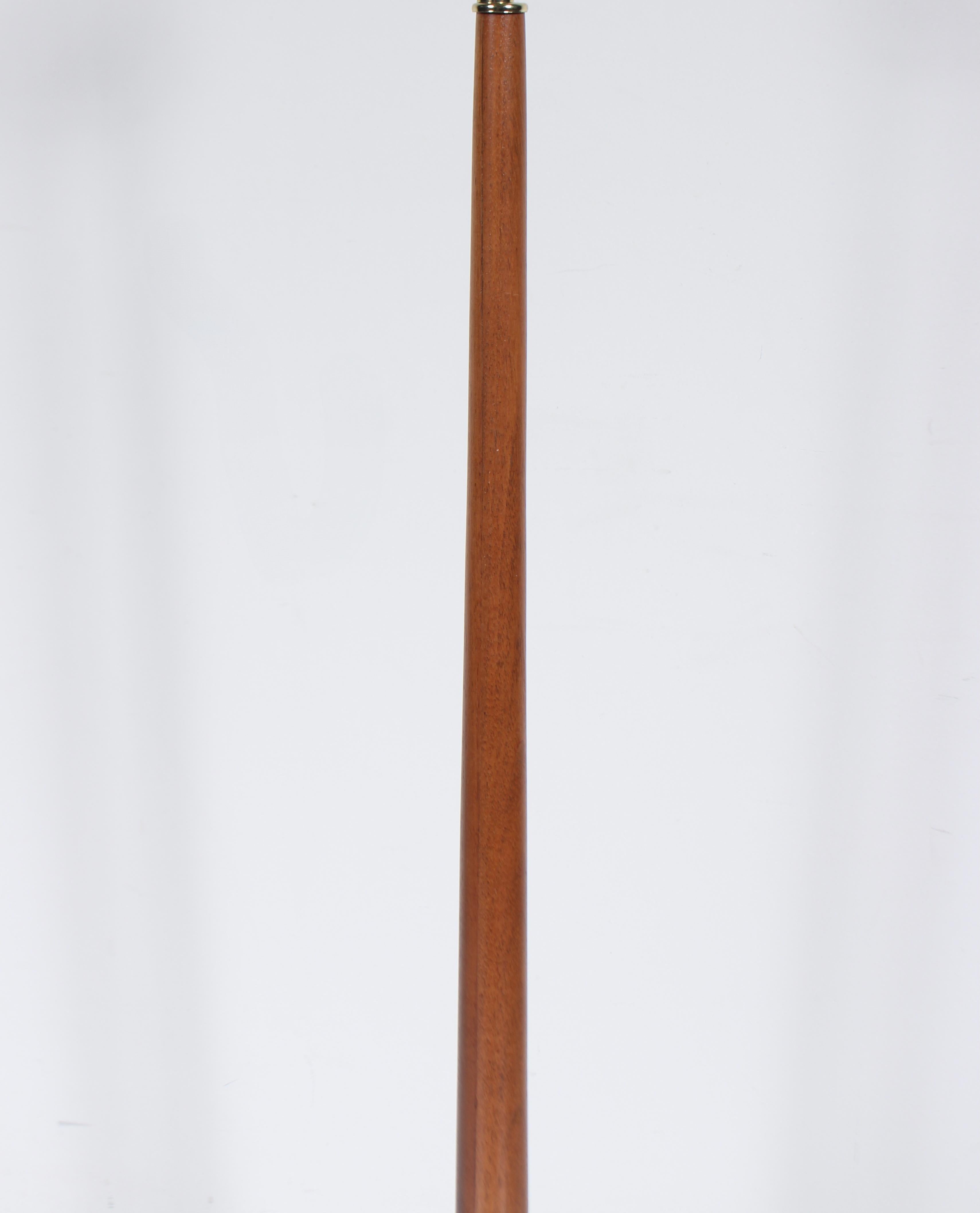 Gerald Thurston para Lightolier Lámpara de pie trípode de nogal y brillante, circa 1960 en venta 3