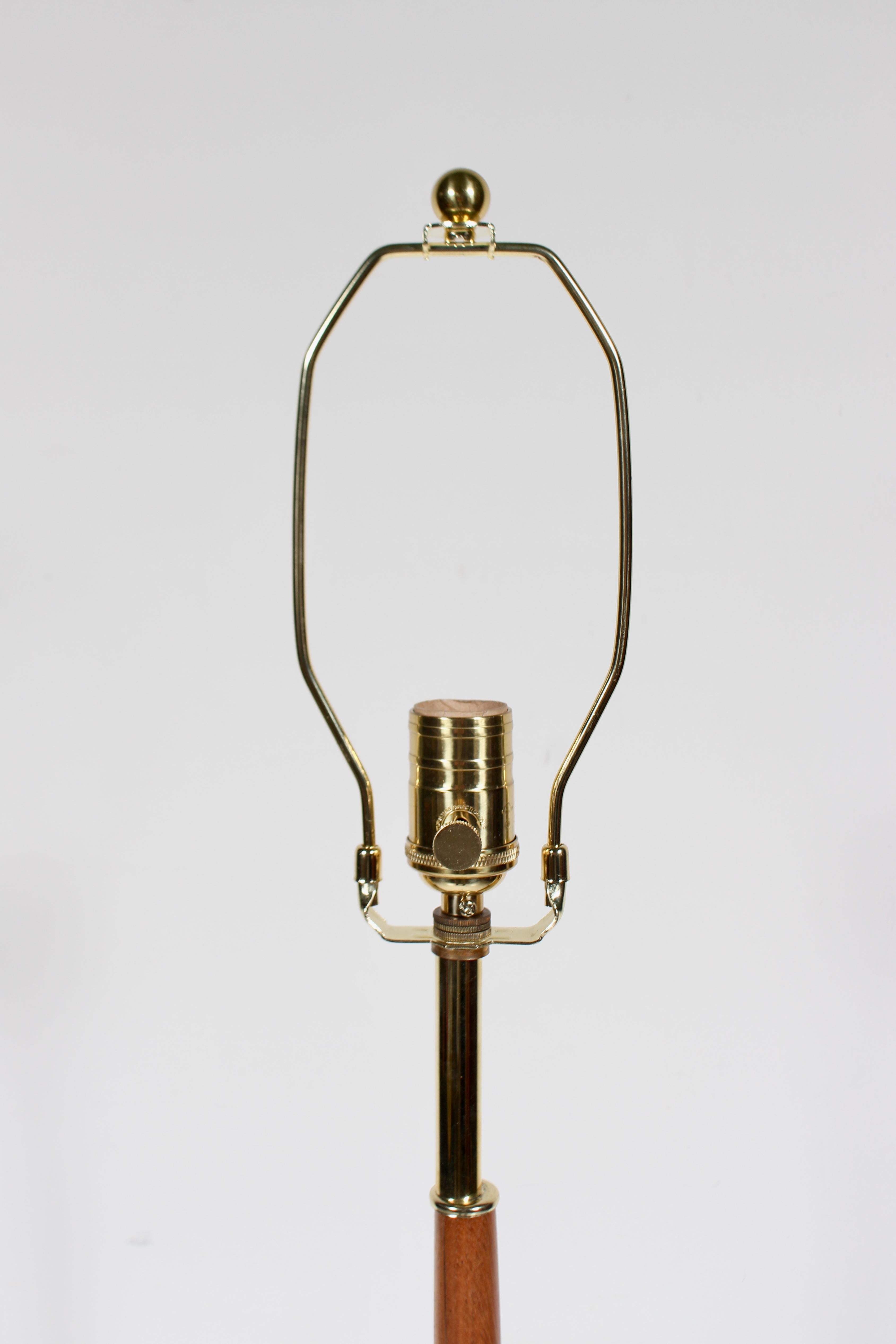 Gerald Thurston para Lightolier Lámpara de pie trípode de nogal y brillante, circa 1960 en venta 5