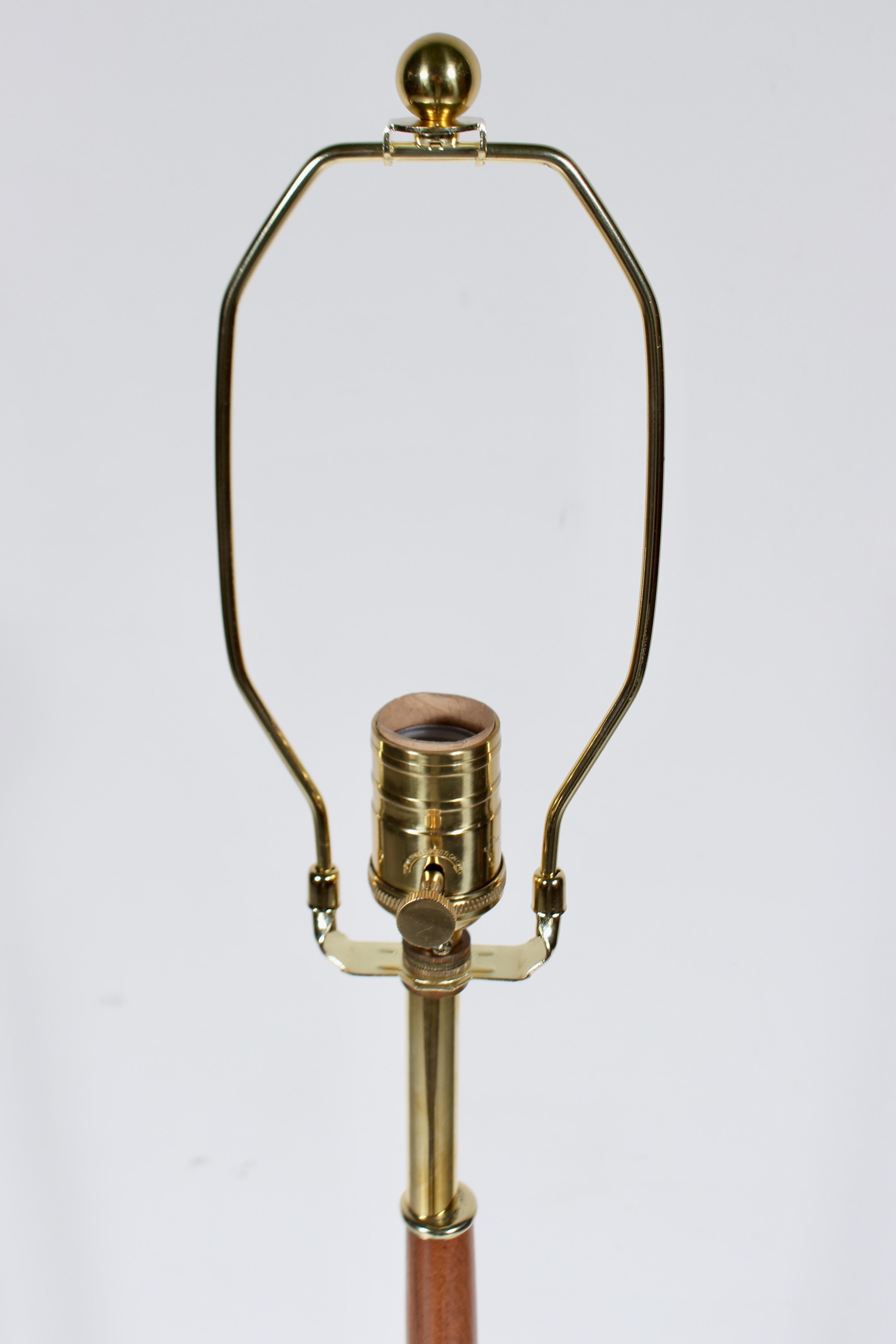 Gerald Thurston para Lightolier Lámpara de pie trípode de nogal y brillante, circa 1960 en venta 6