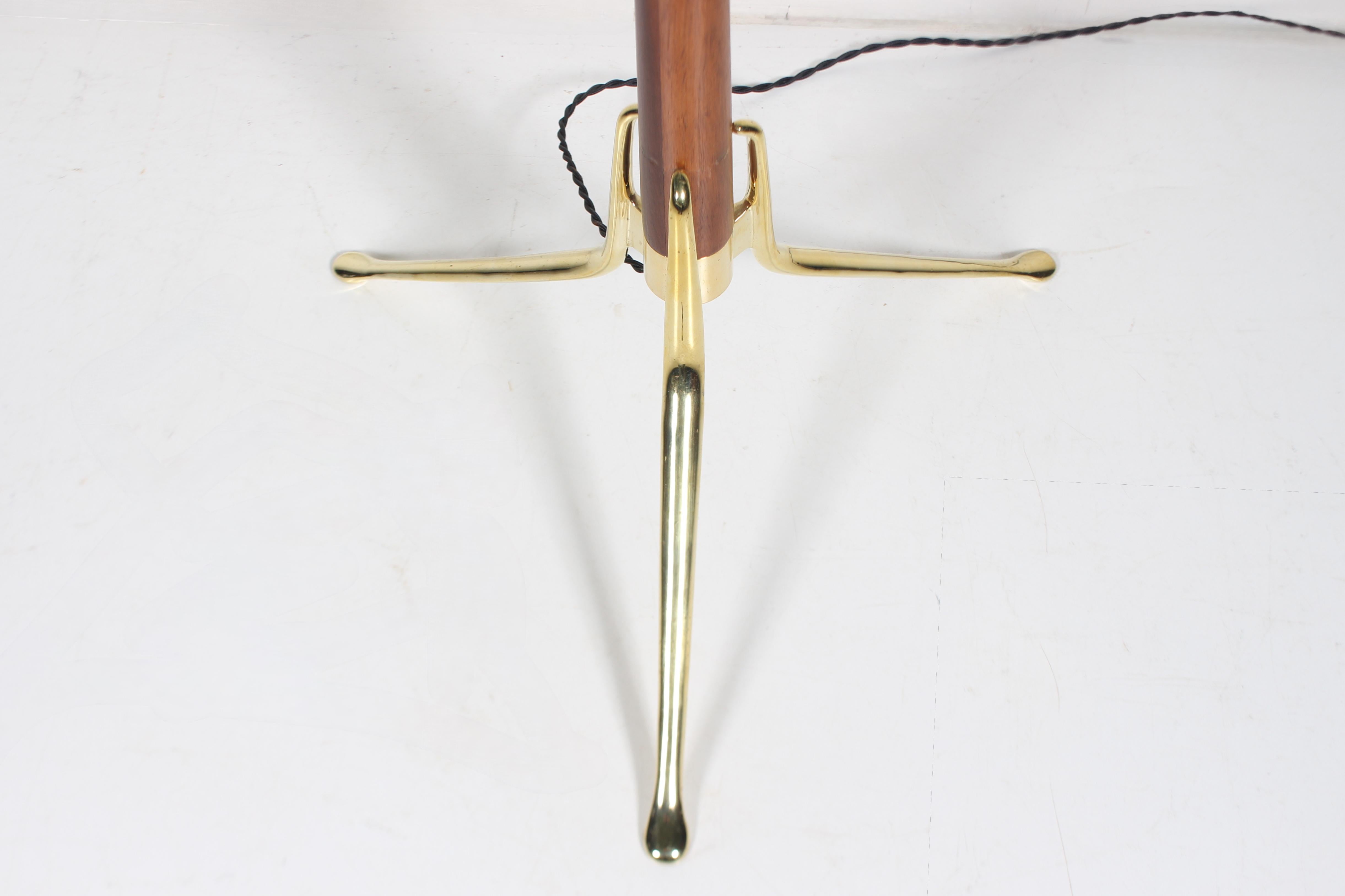 Gerald Thurston para Lightolier Lámpara de pie trípode de nogal y brillante, circa 1960 en venta 7