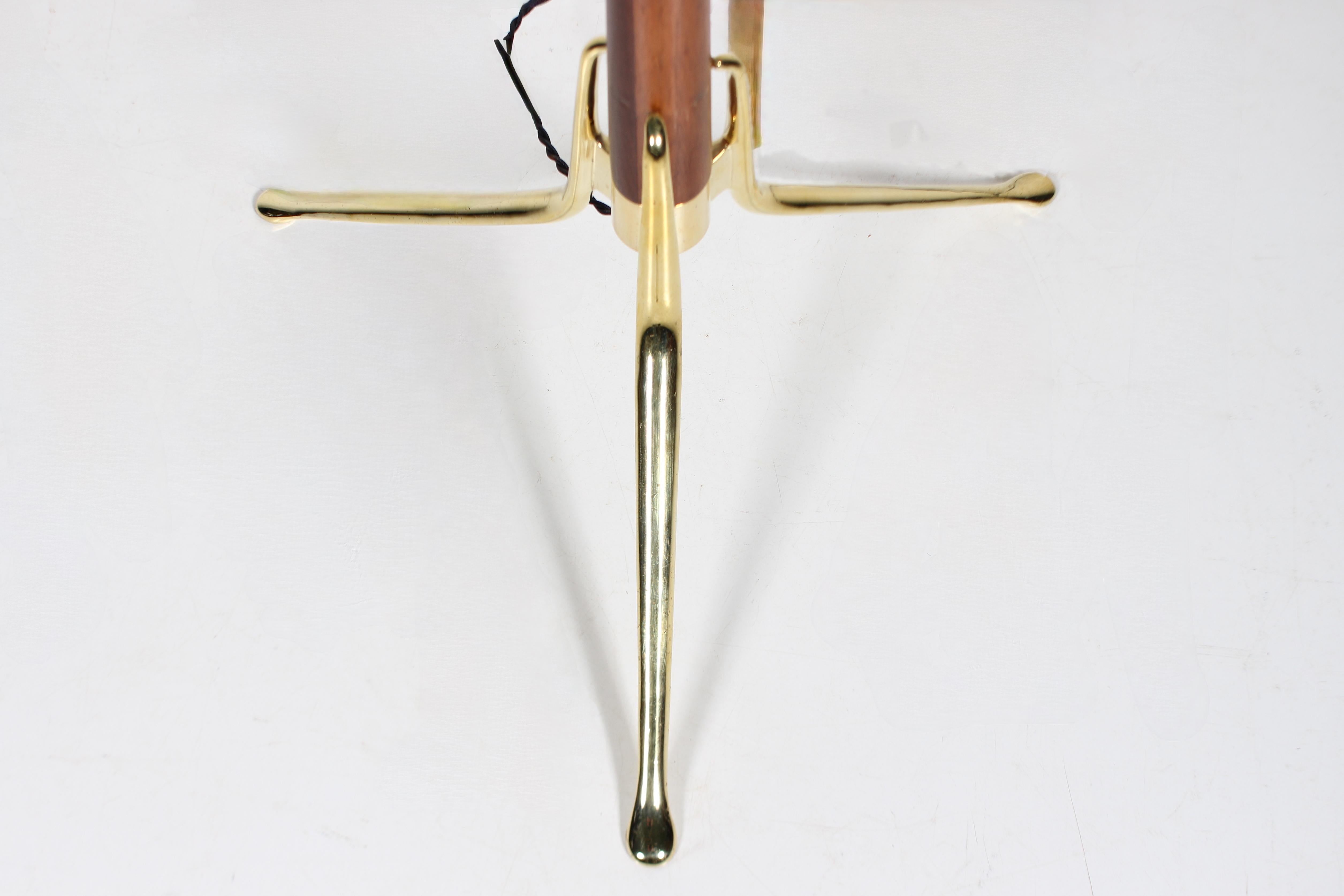 Gerald Thurston para Lightolier Lámpara de pie trípode de nogal y brillante, circa 1960 en venta 8