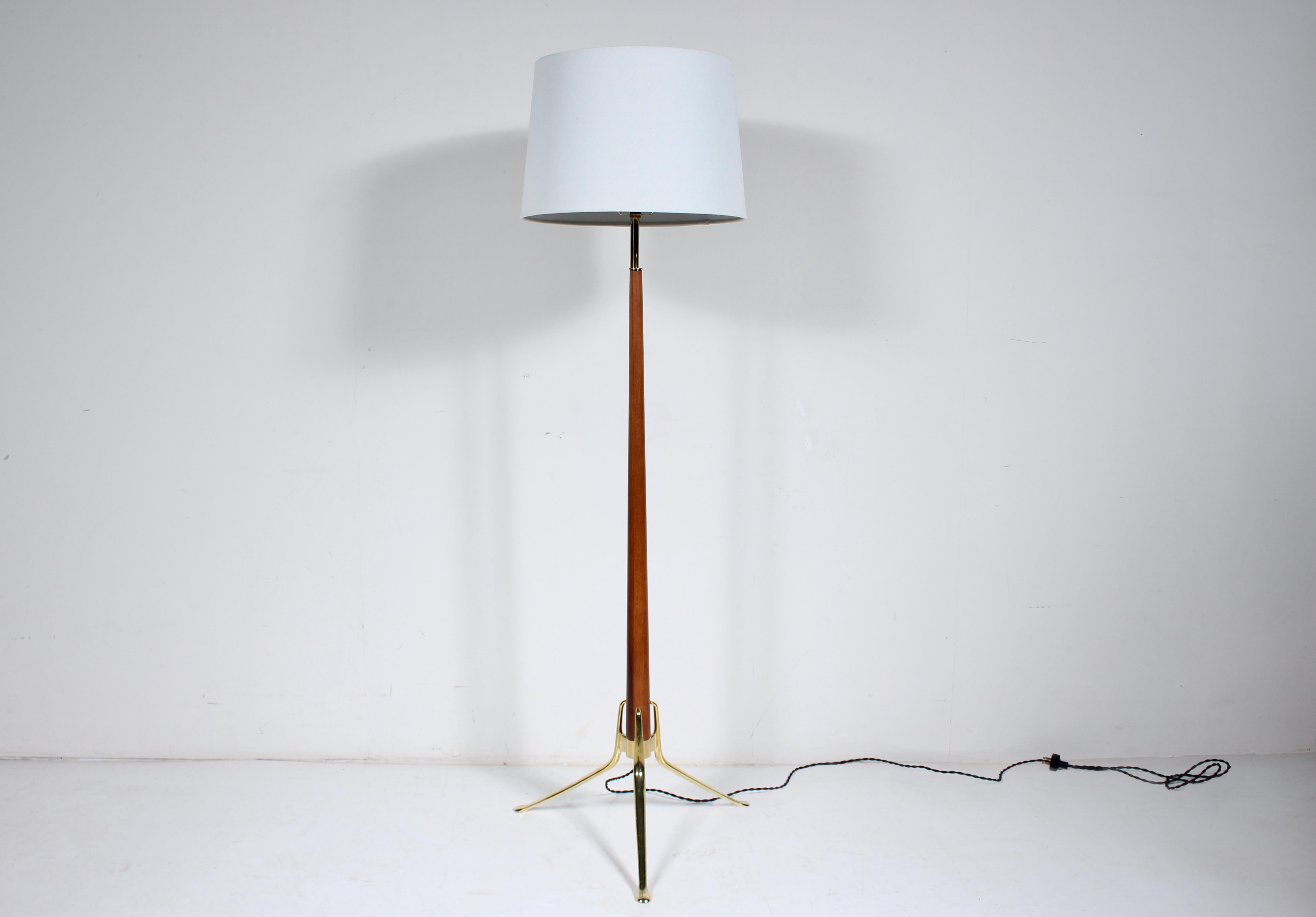 Gerald Thurston para Lightolier Lámpara de pie trípode de nogal y brillante, circa 1960 en venta 11