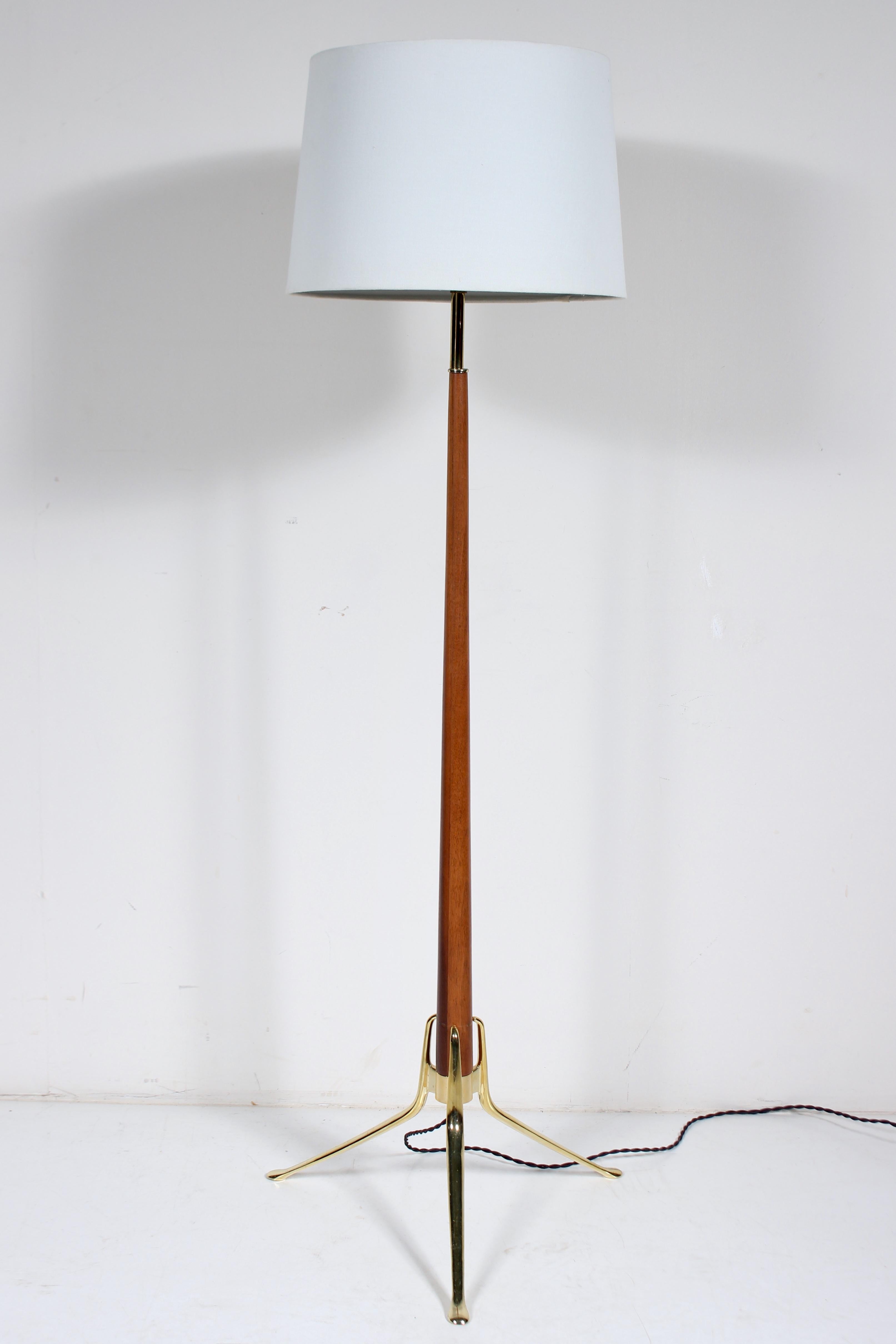 Gerald Thurston para Lightolier Lámpara de pie trípode de nogal y brillante, circa 1960 Moderno de mediados de siglo en venta