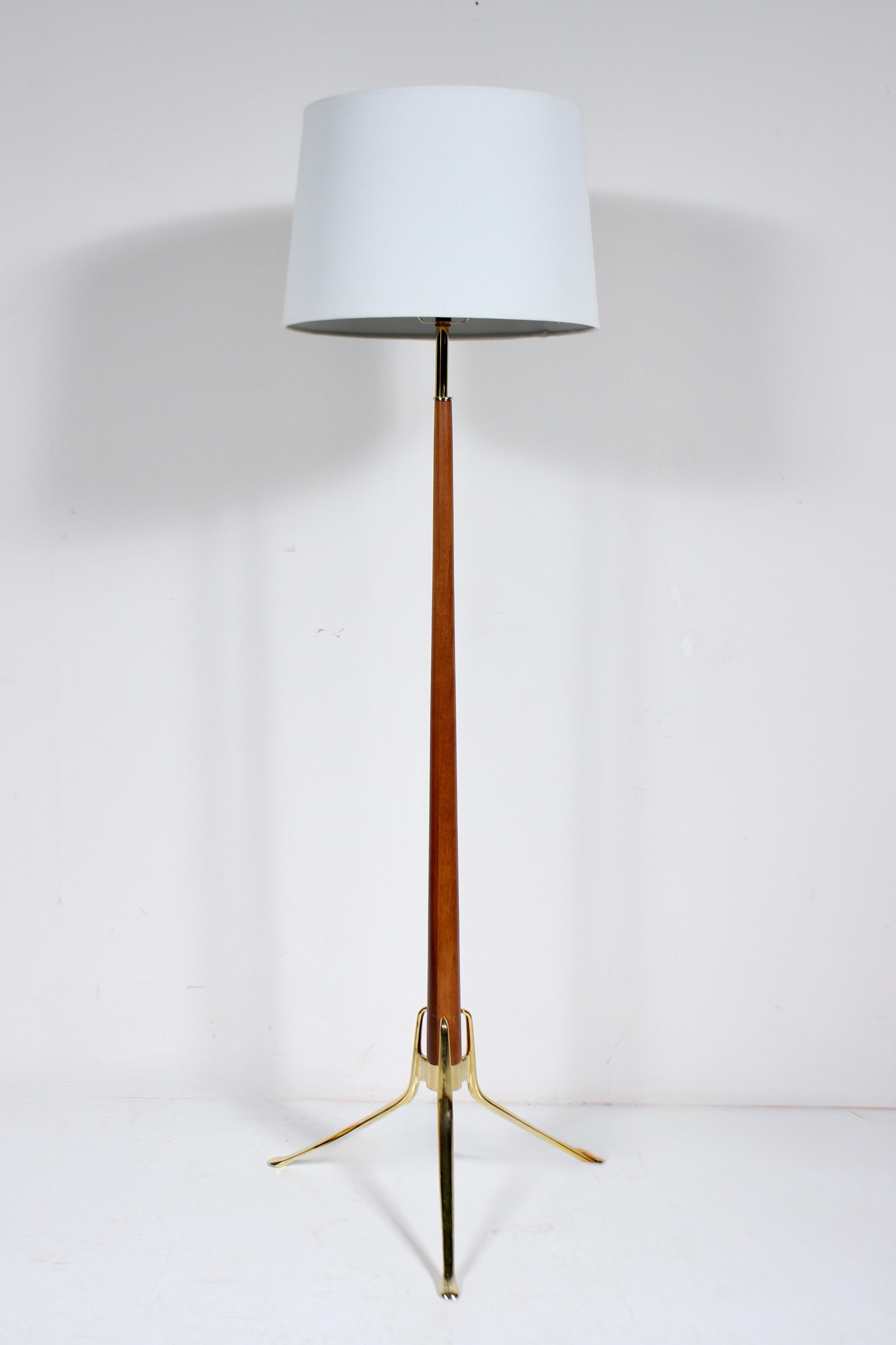 Gerald Thurston para Lightolier Lámpara de pie trípode de nogal y brillante, circa 1960 Estadounidense en venta