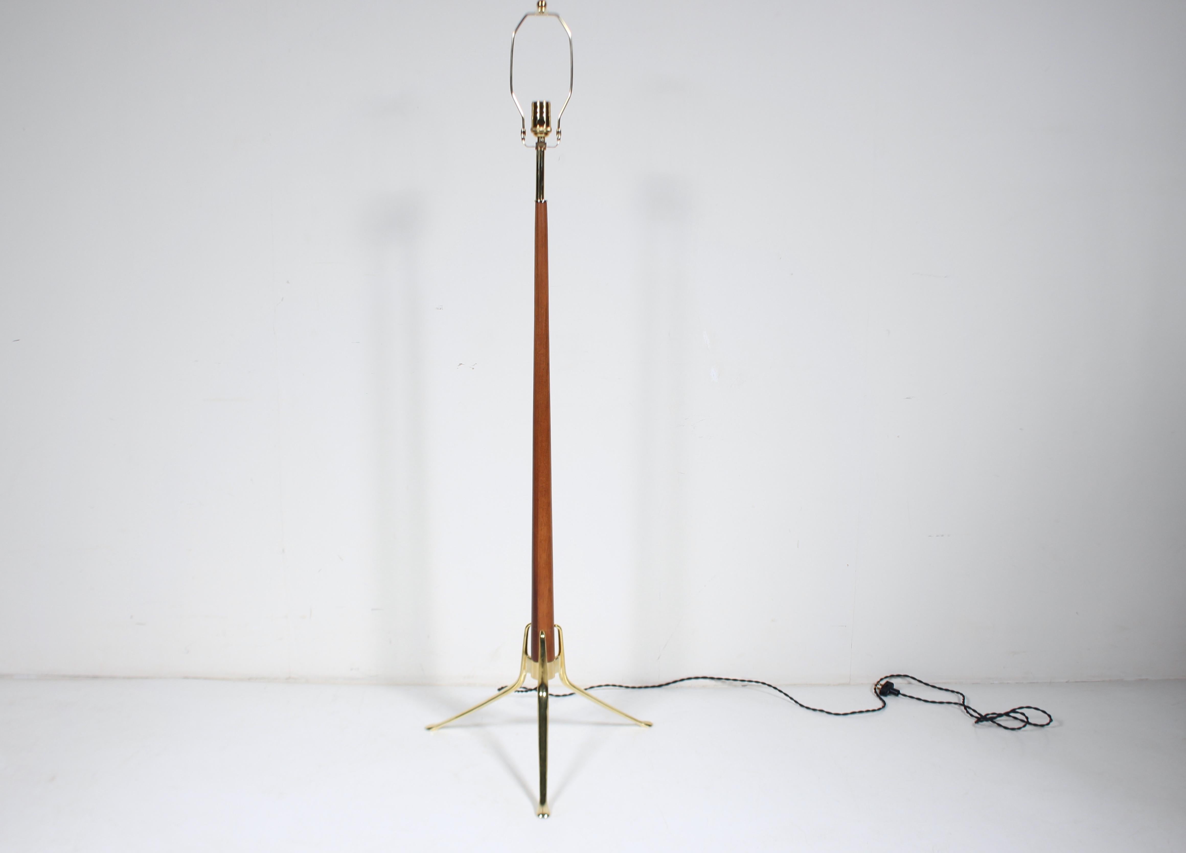 Gerald Thurston para Lightolier Lámpara de pie trípode de nogal y brillante, circa 1960 en Bueno estado para la venta en Bainbridge, NY