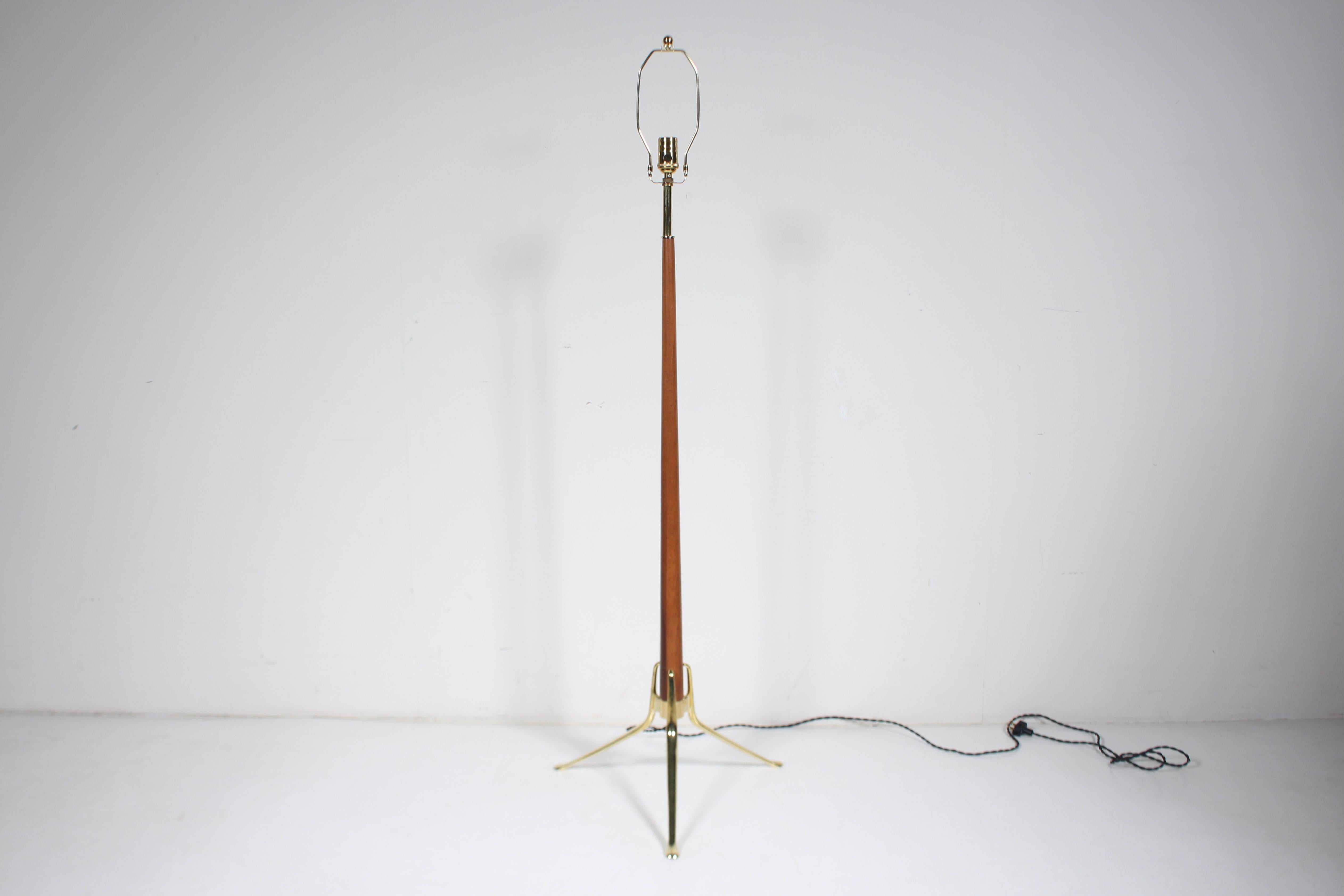 Gerald Thurston para Lightolier Lámpara de pie trípode de nogal y brillante, circa 1960 mediados del siglo XX en venta