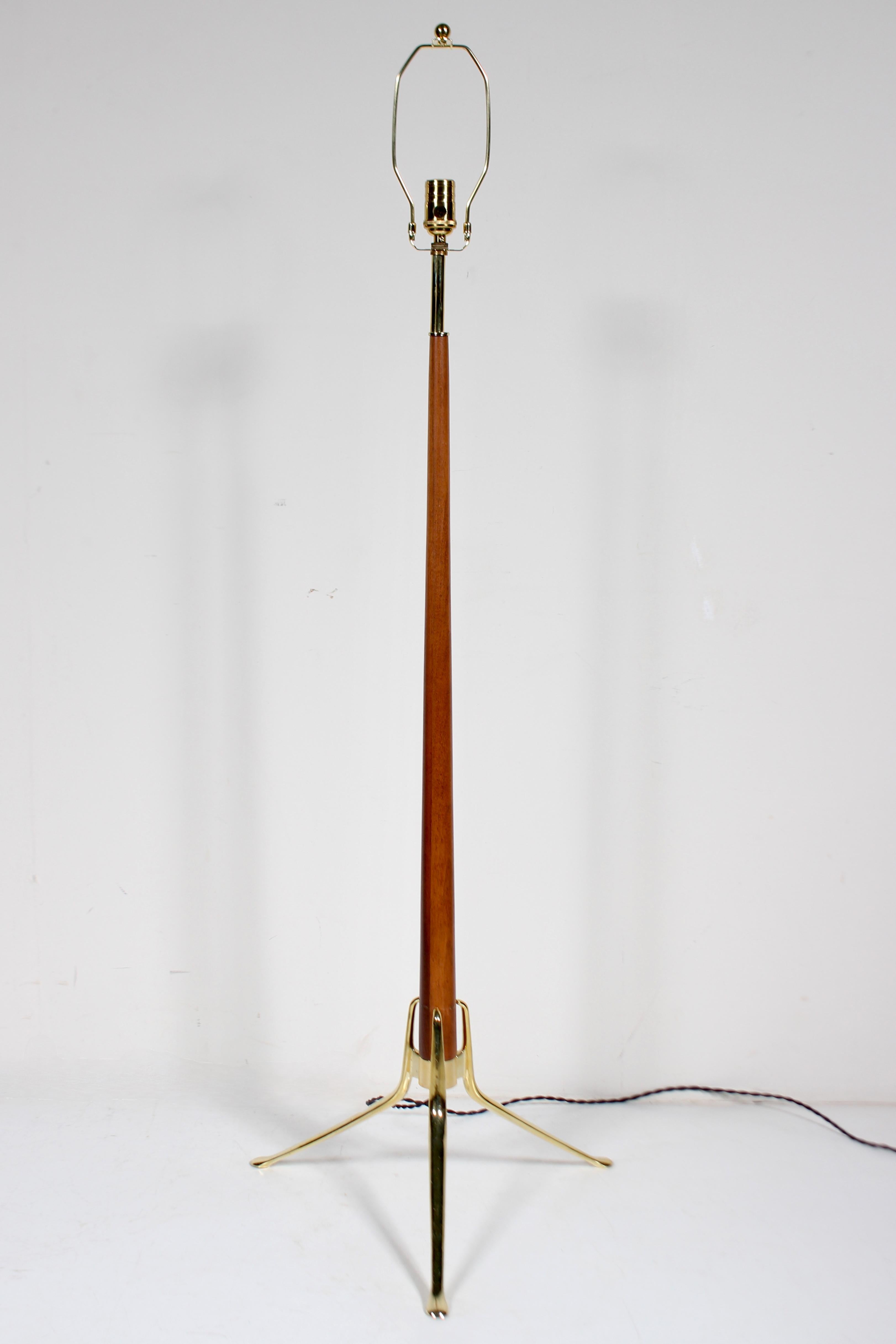 Gerald Thurston para Lightolier Lámpara de pie trípode de nogal y brillante, circa 1960 Metal en venta