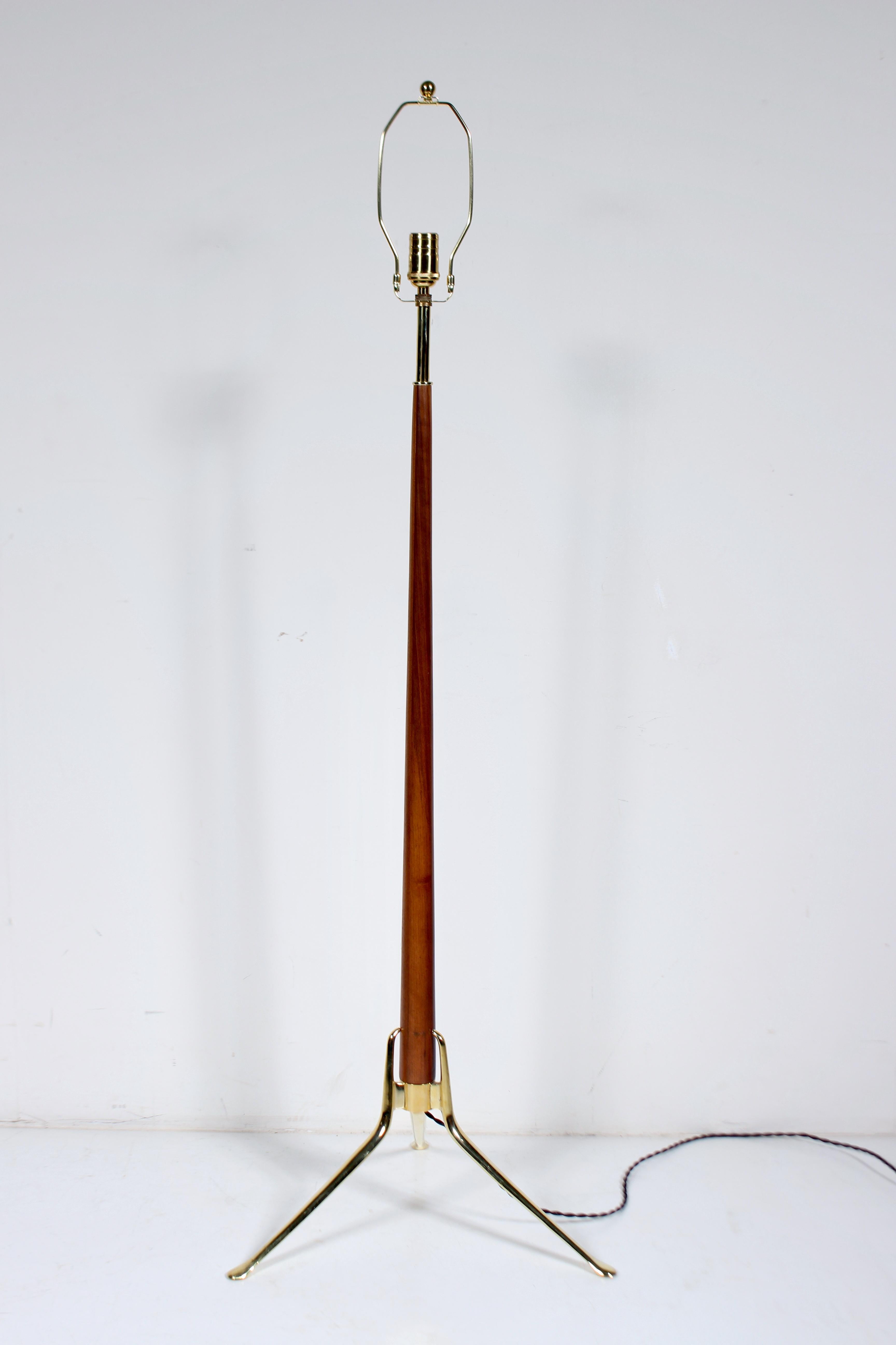 Gerald Thurston para Lightolier Lámpara de pie trípode de nogal y brillante, circa 1960 en venta 1