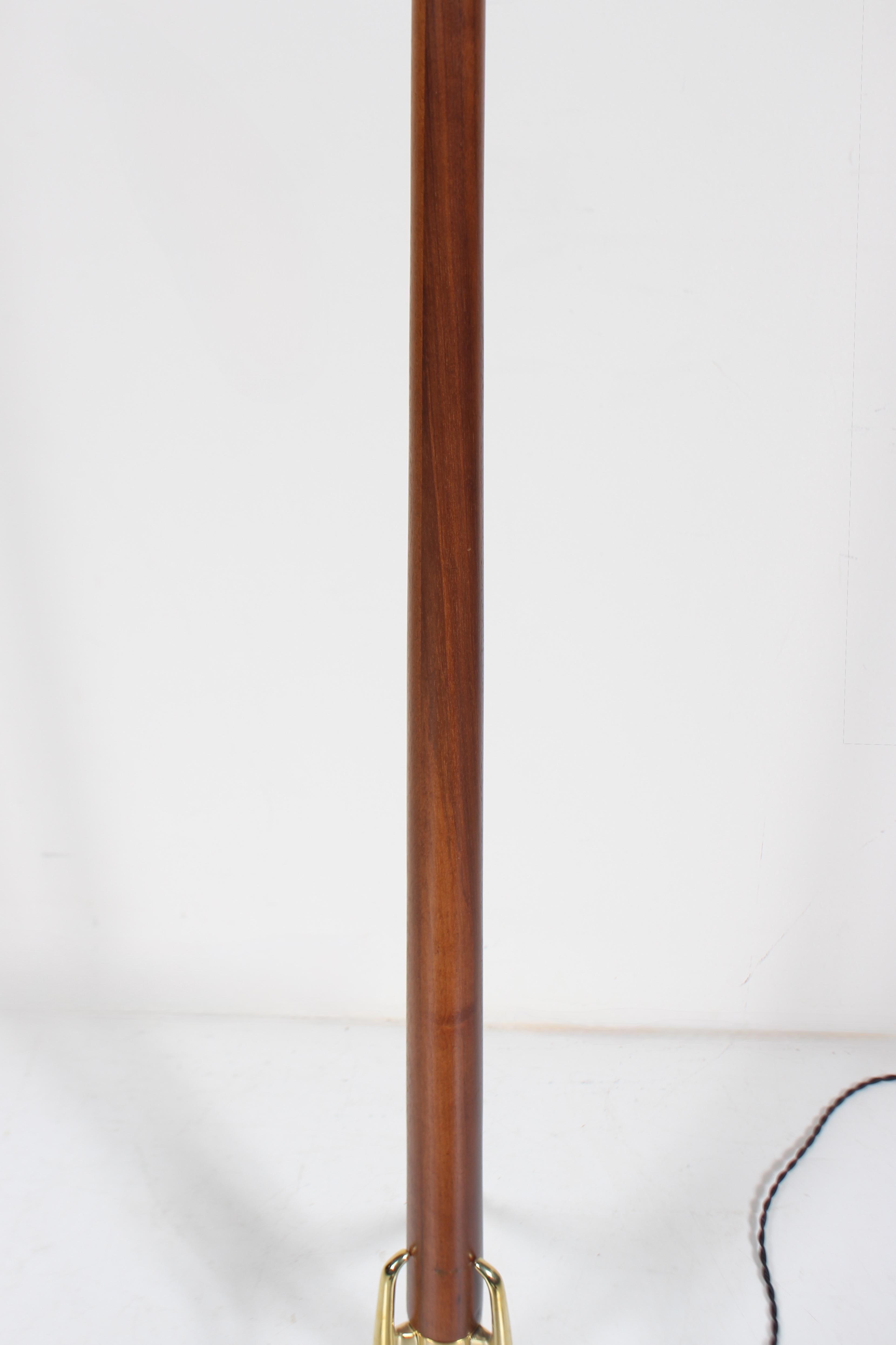Gerald Thurston para Lightolier Lámpara de pie trípode de nogal y brillante, circa 1960 en venta 2