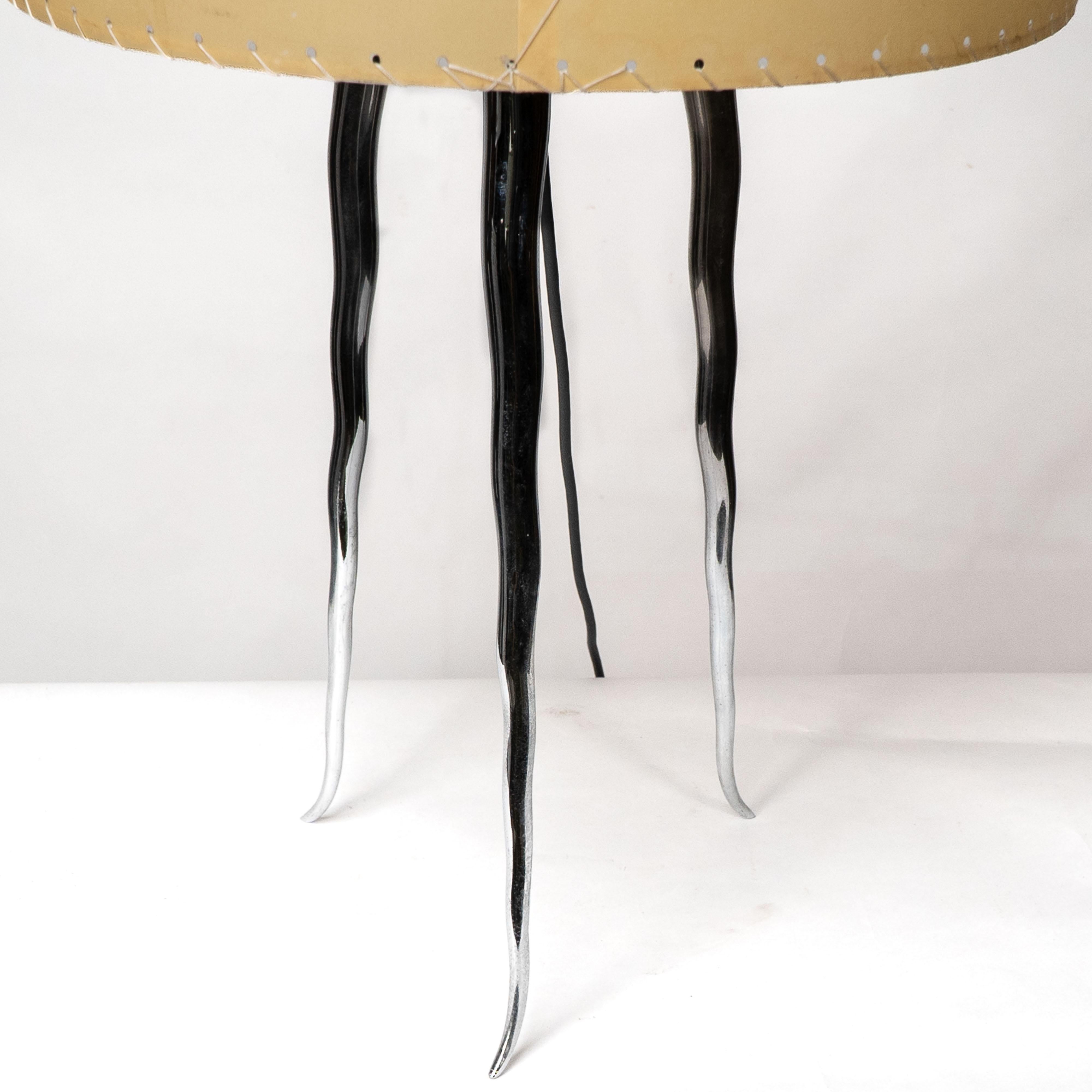 Gerald Thurston dans le style de. Lampe de table tripode en acier poli du milieu du siècle dernier en vente 3