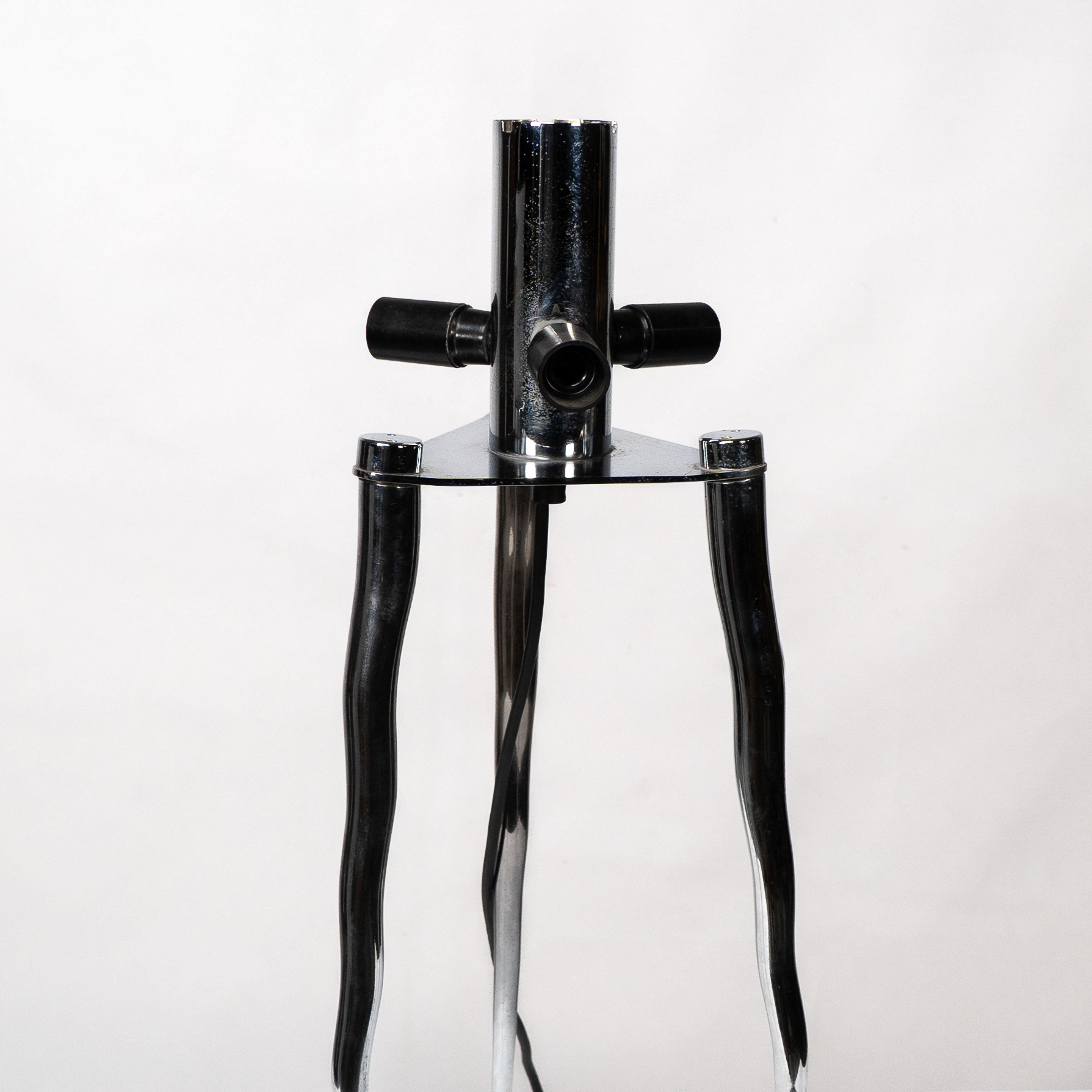 Gerald Thurston dans le style de. Lampe de table tripode en acier poli du milieu du siècle dernier en vente 5