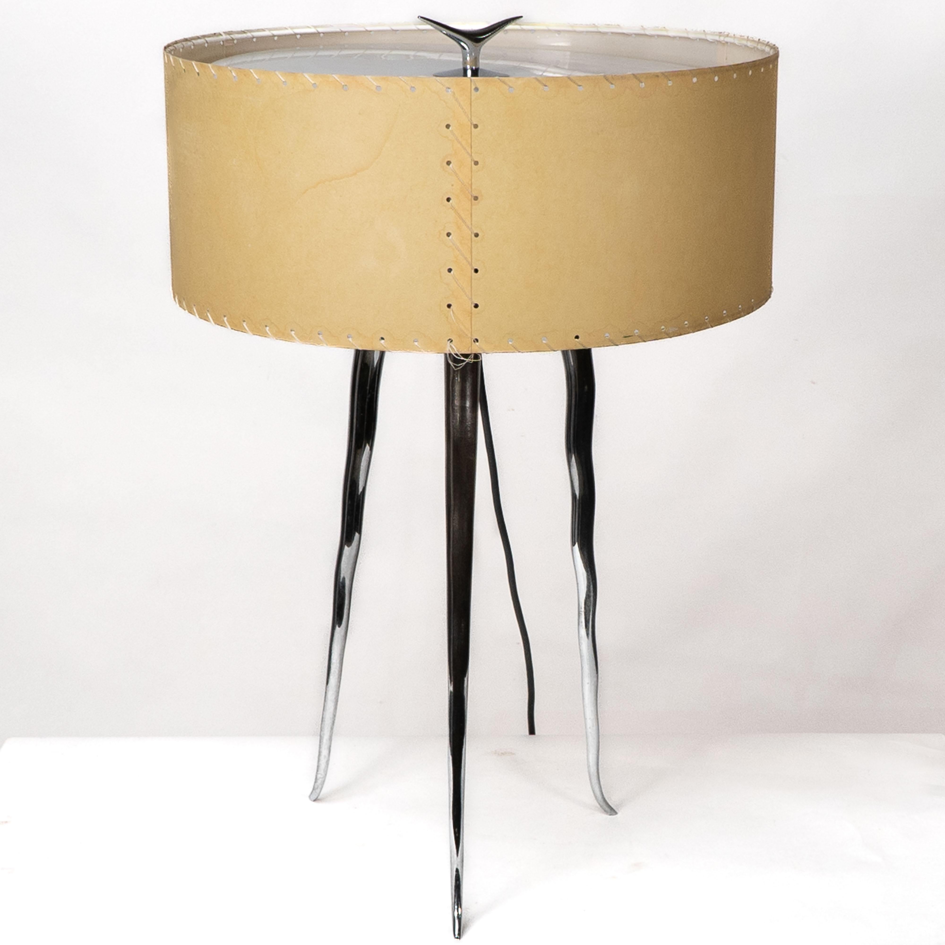 Gerald Thurston dans le style de. Lampe de table tripode en acier poli du milieu du siècle, avec un abat-jour à piqûres de citron.