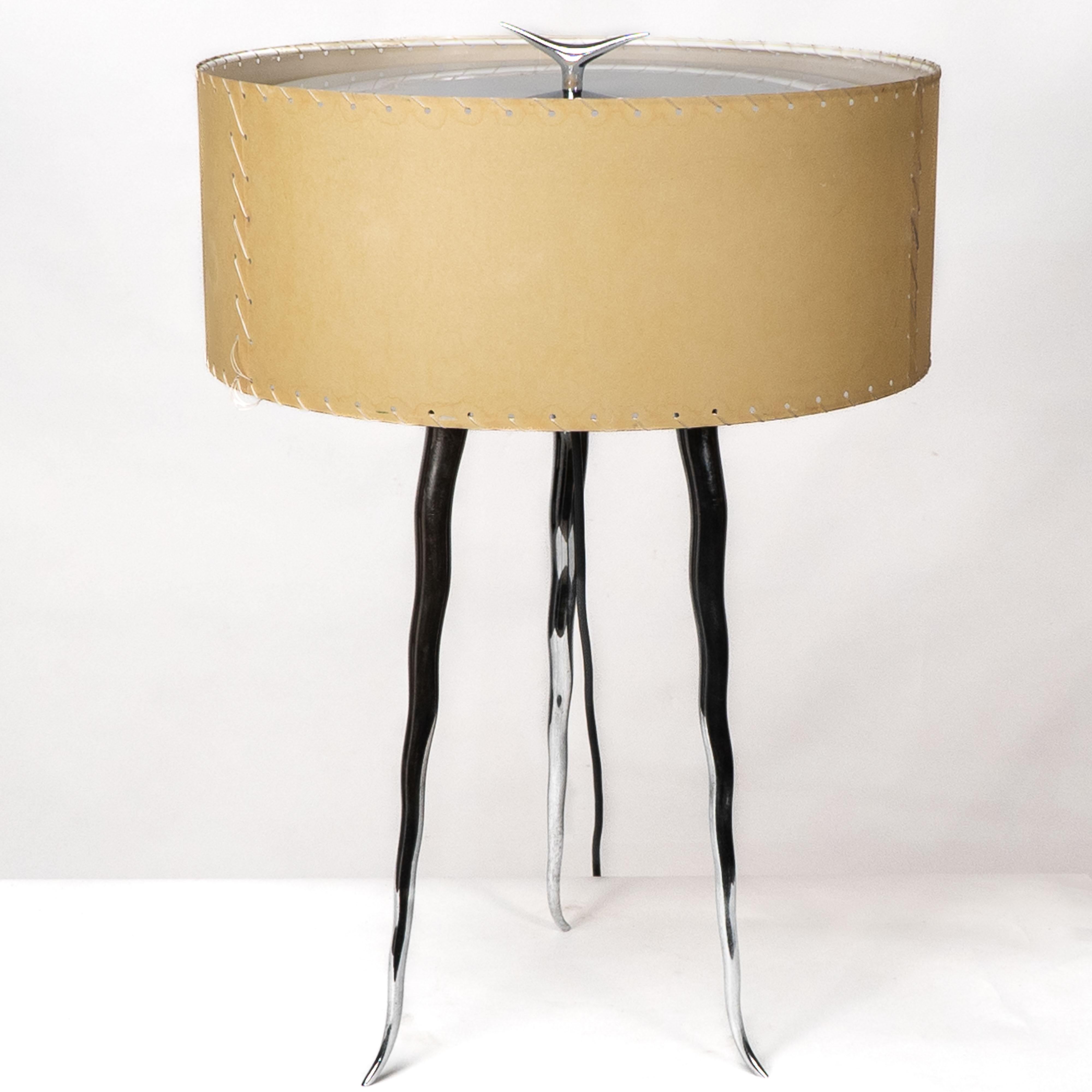 Mid-Century Modern Gerald Thurston dans le style de. Lampe de table tripode en acier poli du milieu du siècle dernier en vente