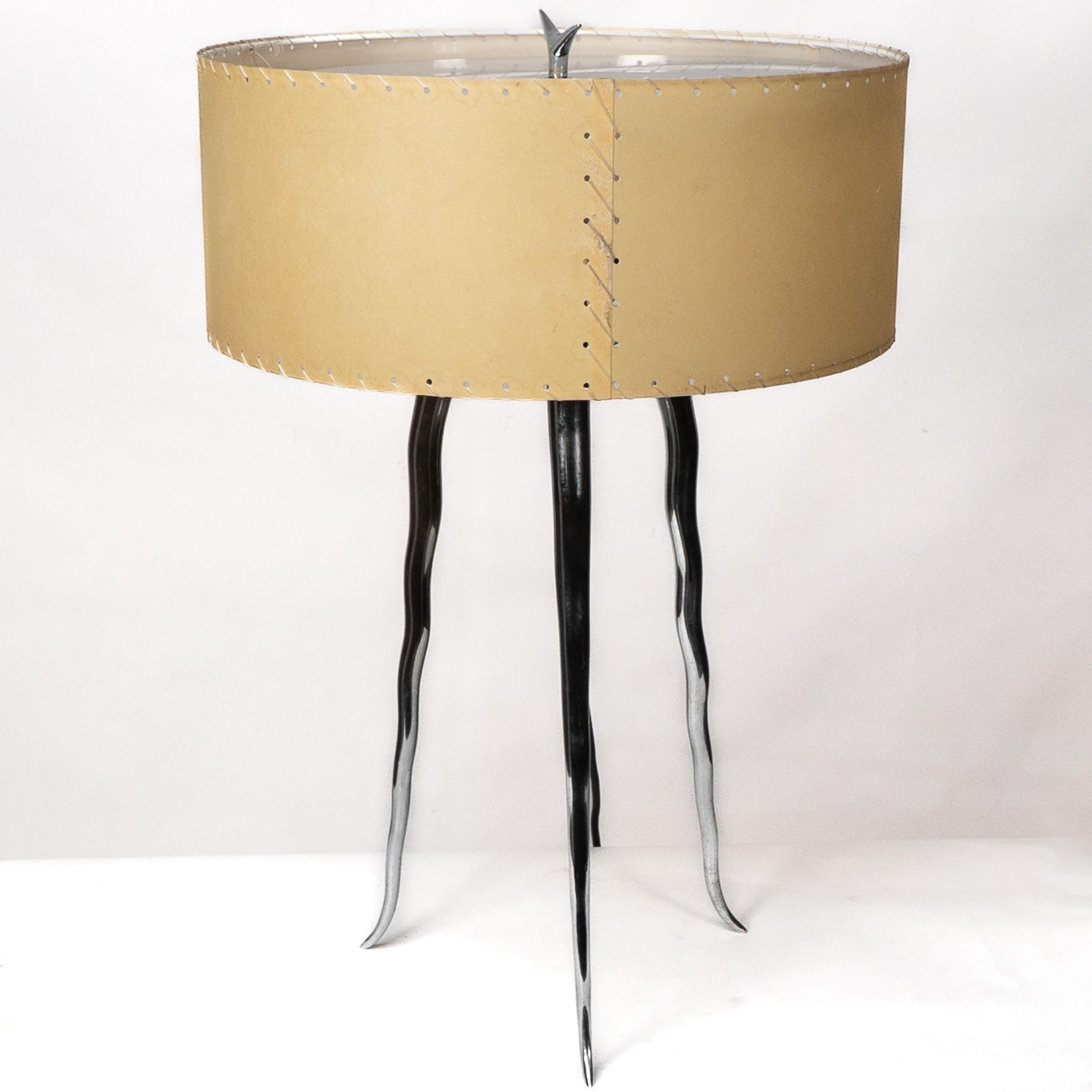 Anglais Gerald Thurston dans le style de. Lampe de table tripode en acier poli du milieu du siècle dernier en vente