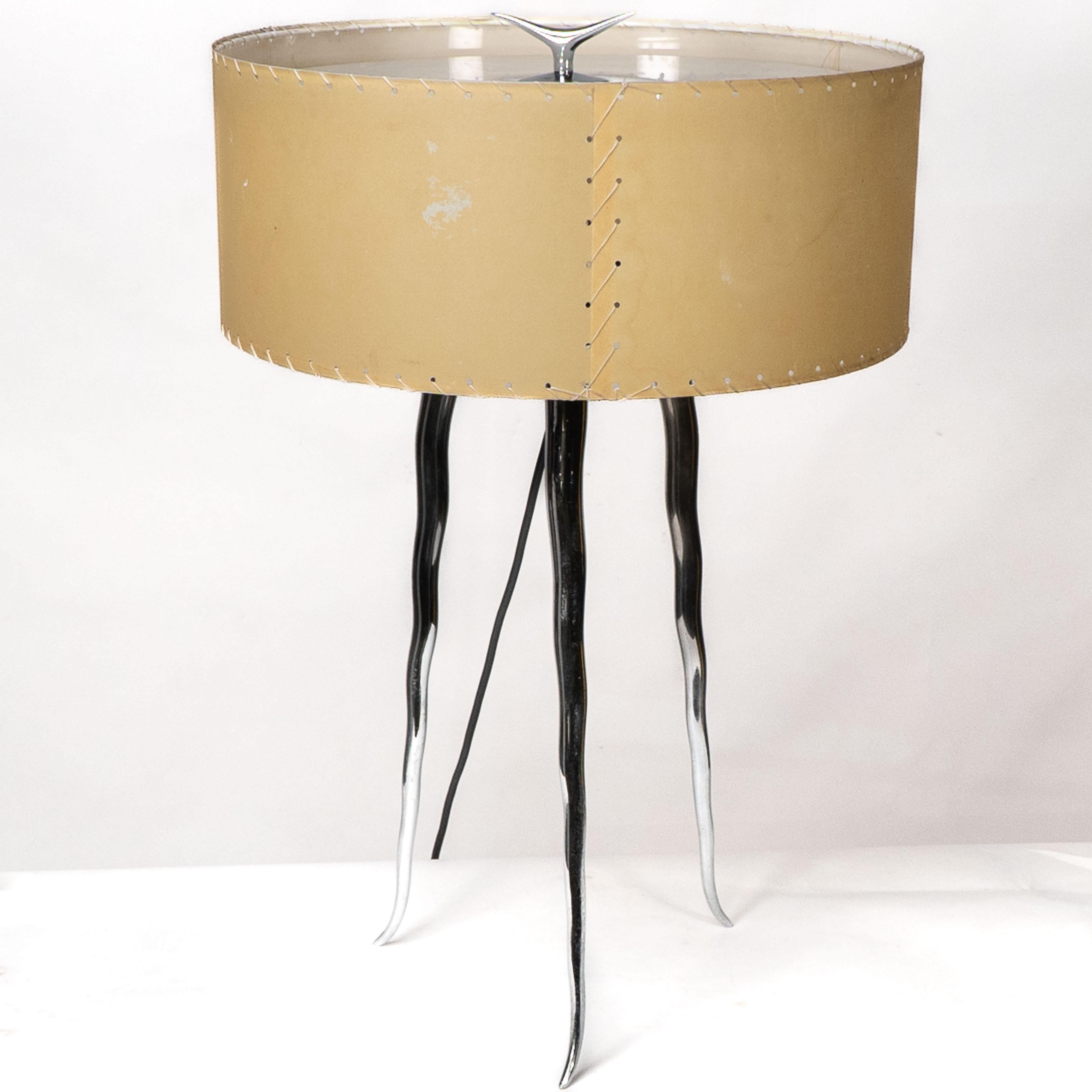 Poli Gerald Thurston dans le style de. Lampe de table tripode en acier poli du milieu du siècle dernier en vente
