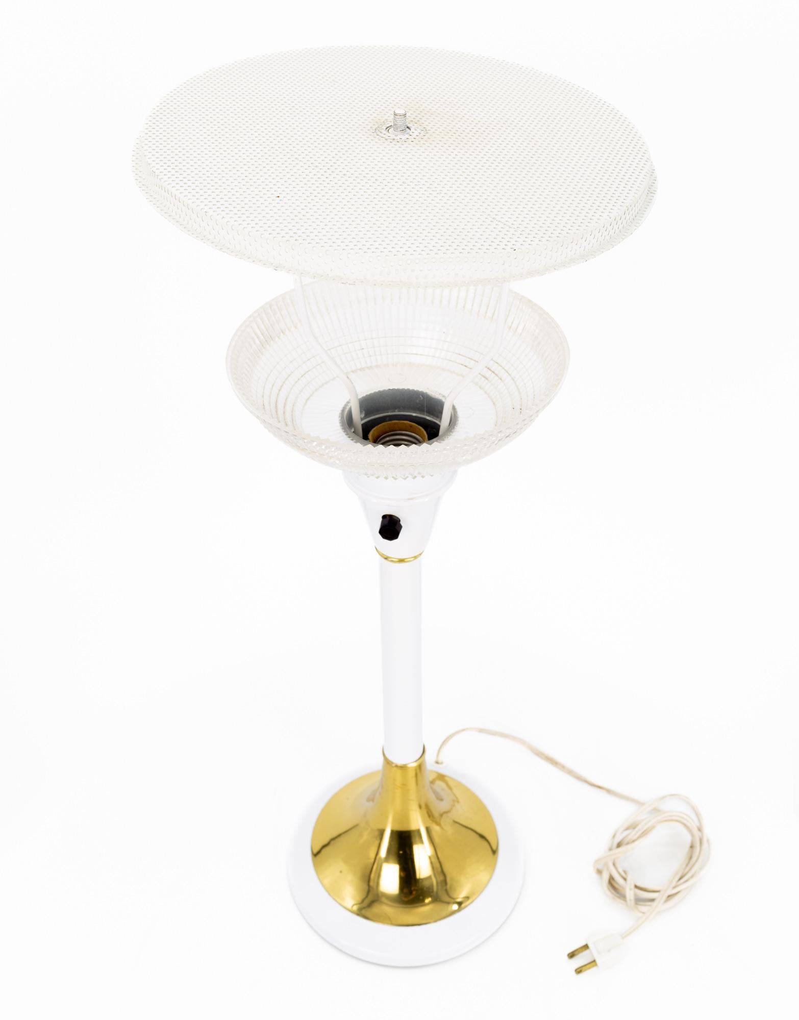 Fin du 20e siècle Lampe de bureau Gerald Thurston du milieu du siècle dernier en aluminium blanc et laiton  en vente