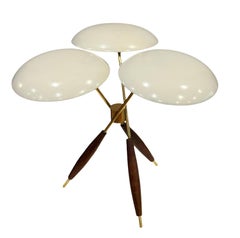 Gerald Thurston Lampe de table tripode en noyer et laiton, moderne du milieu du siècle dernier, années 1950