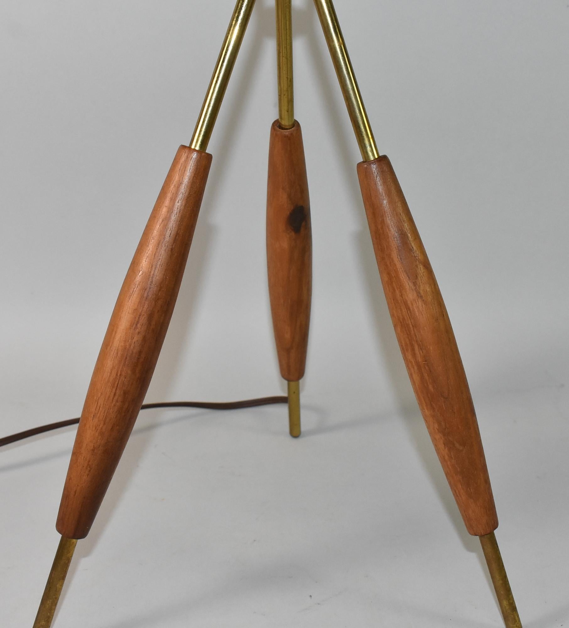 Gerald Thurston Mid-Century Modern Tripod Table Lamp In Good Condition For Sale In Toledo, OH