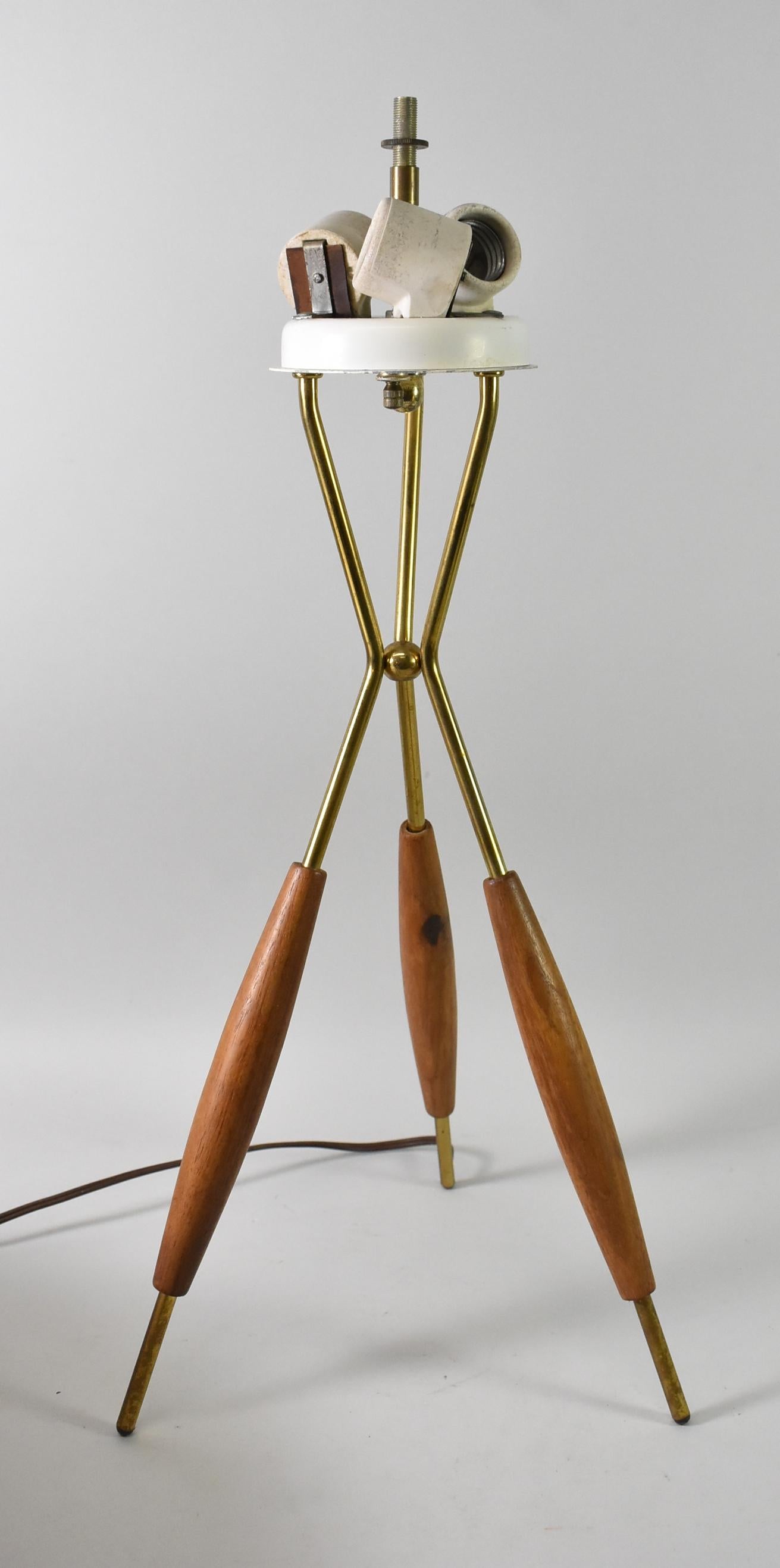 Gerald Thurston Mid-Century Modern Tripod Table Lamp For Sale 1