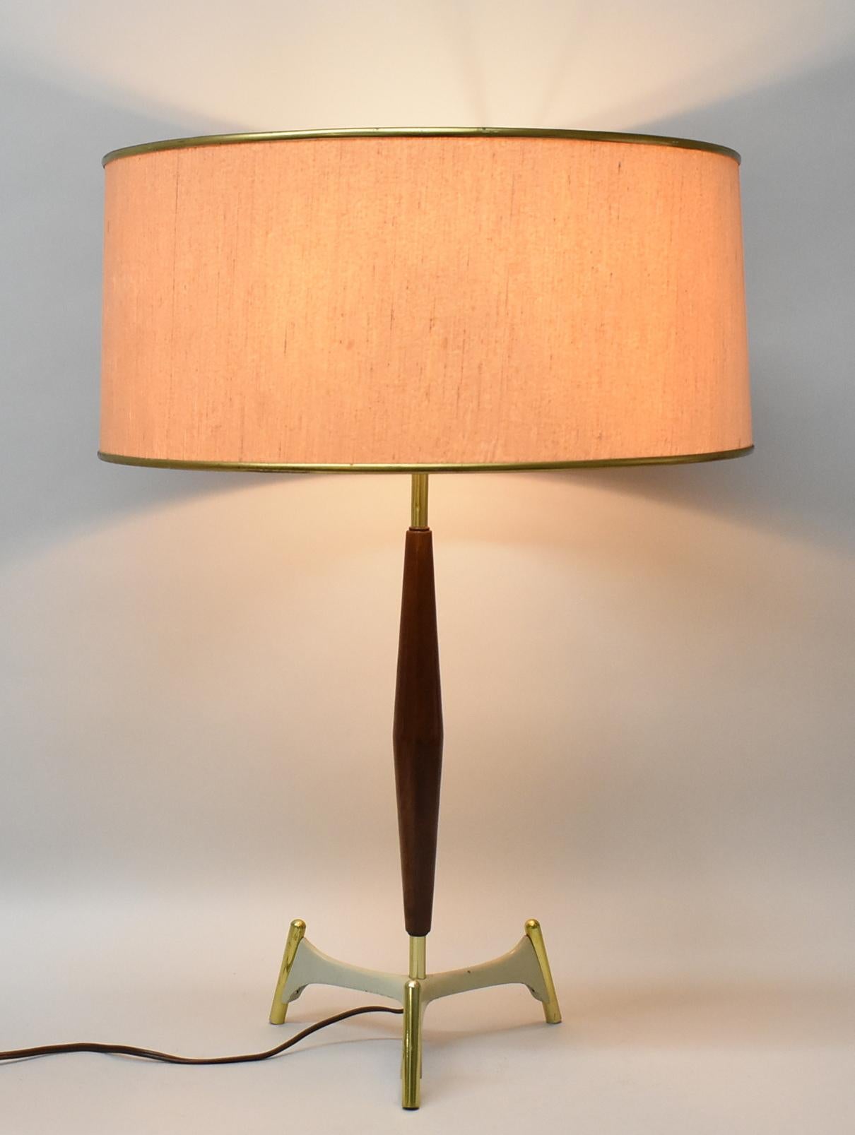Lampada da tavolo moderna di metà secolo Gerald Thurston con tre prese Leviton. Ognuno di essi ha un interruttore sotto le prese. Interruttore a rullo sul Corde. Base a treppiede in ottone e metallo con corpo in noce. Tonalità originale. Il paralume