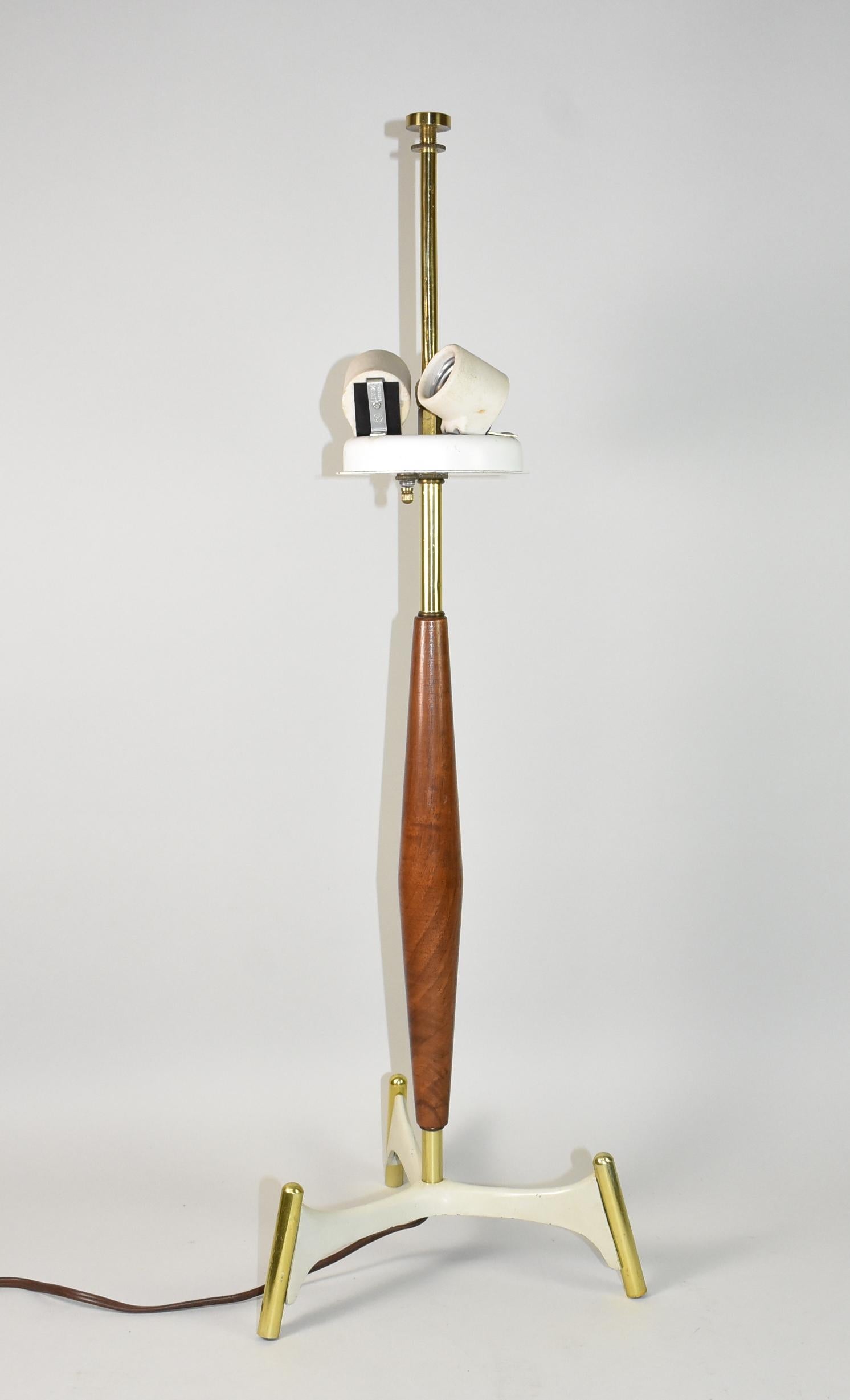 Moderno Gerald Thurston, lampada moderna di metà secolo in noce e ottone con base a treppiede in vendita