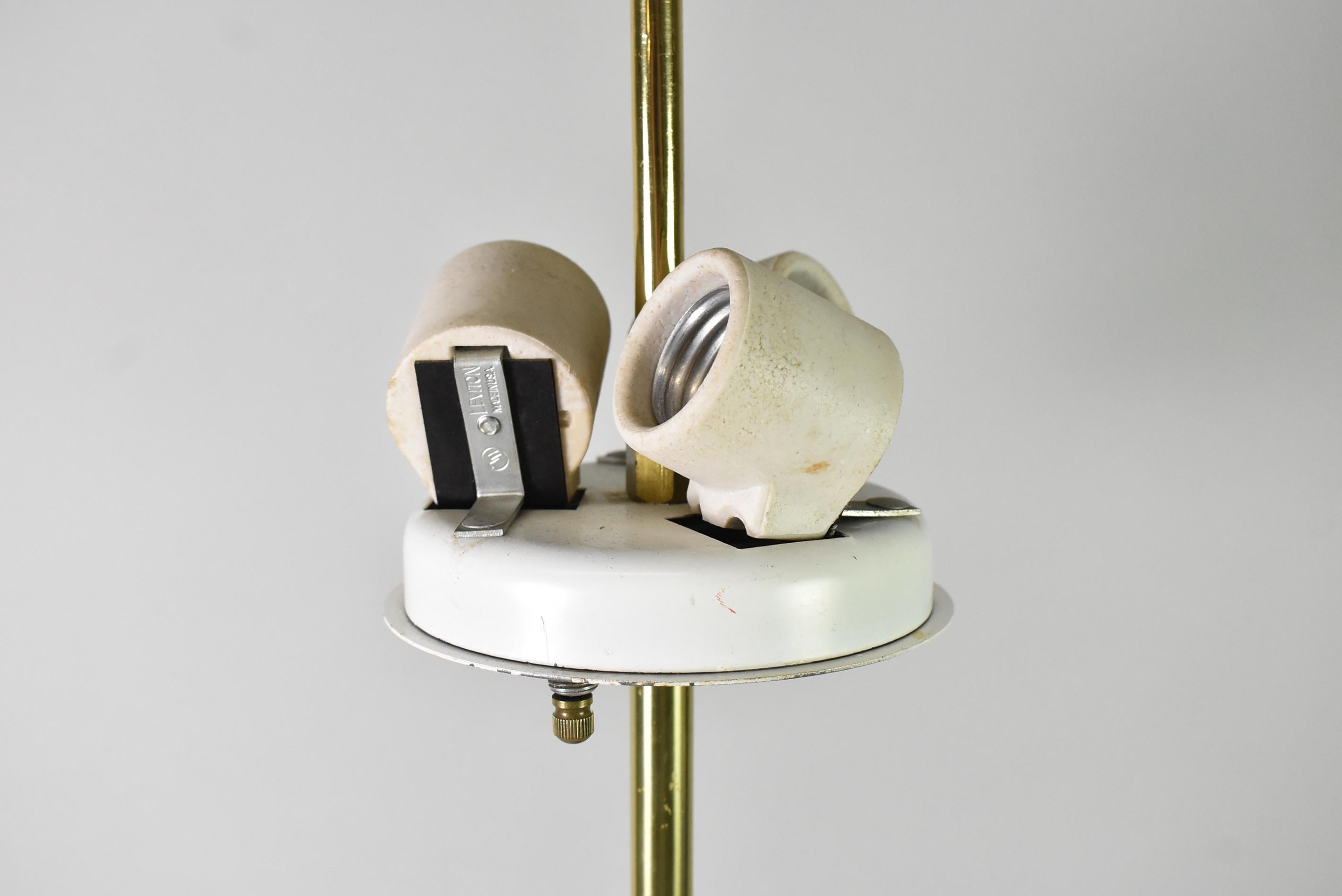 Nordamericano Gerald Thurston, lampada moderna di metà secolo in noce e ottone con base a treppiede in vendita