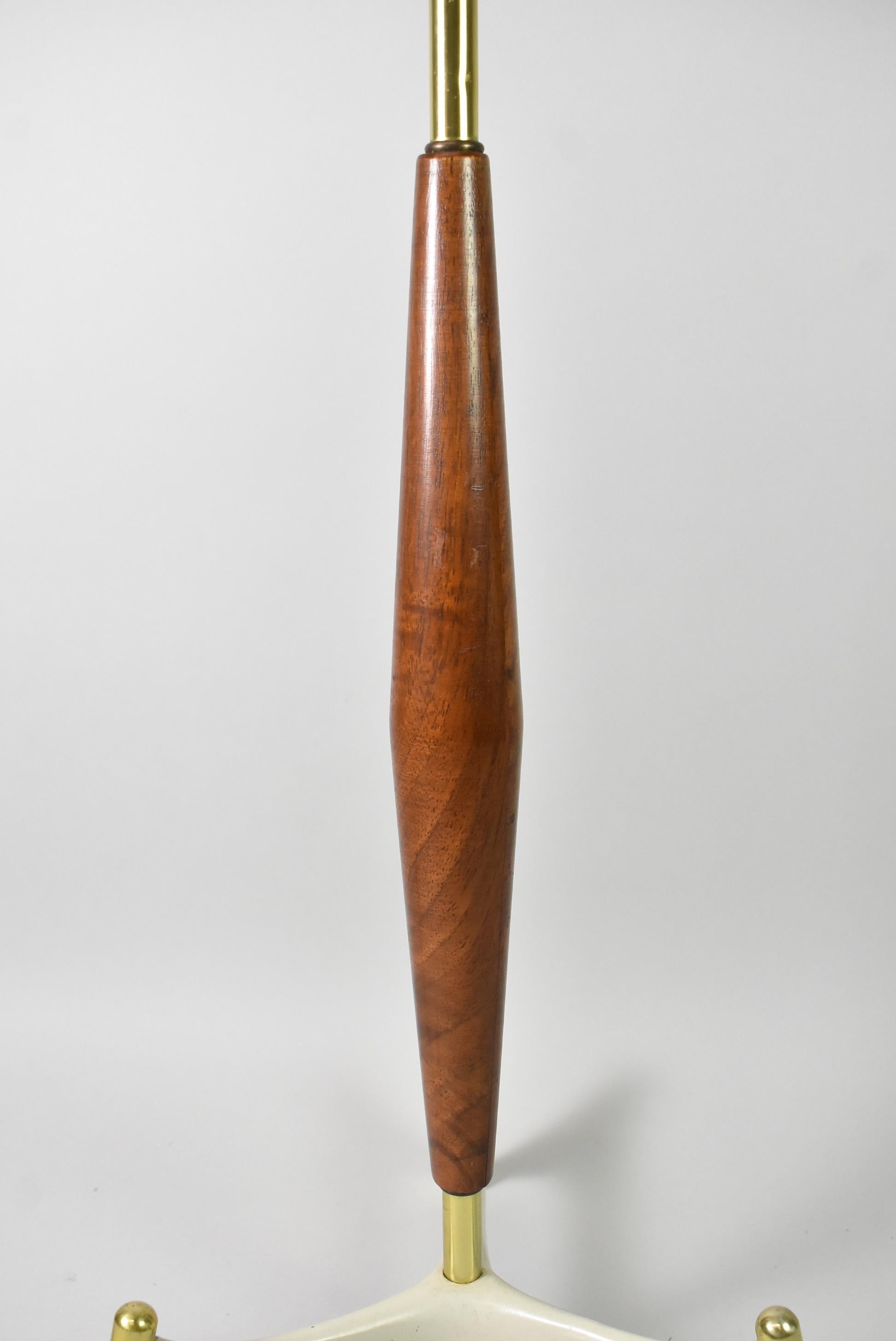 XX secolo Gerald Thurston, lampada moderna di metà secolo in noce e ottone con base a treppiede in vendita