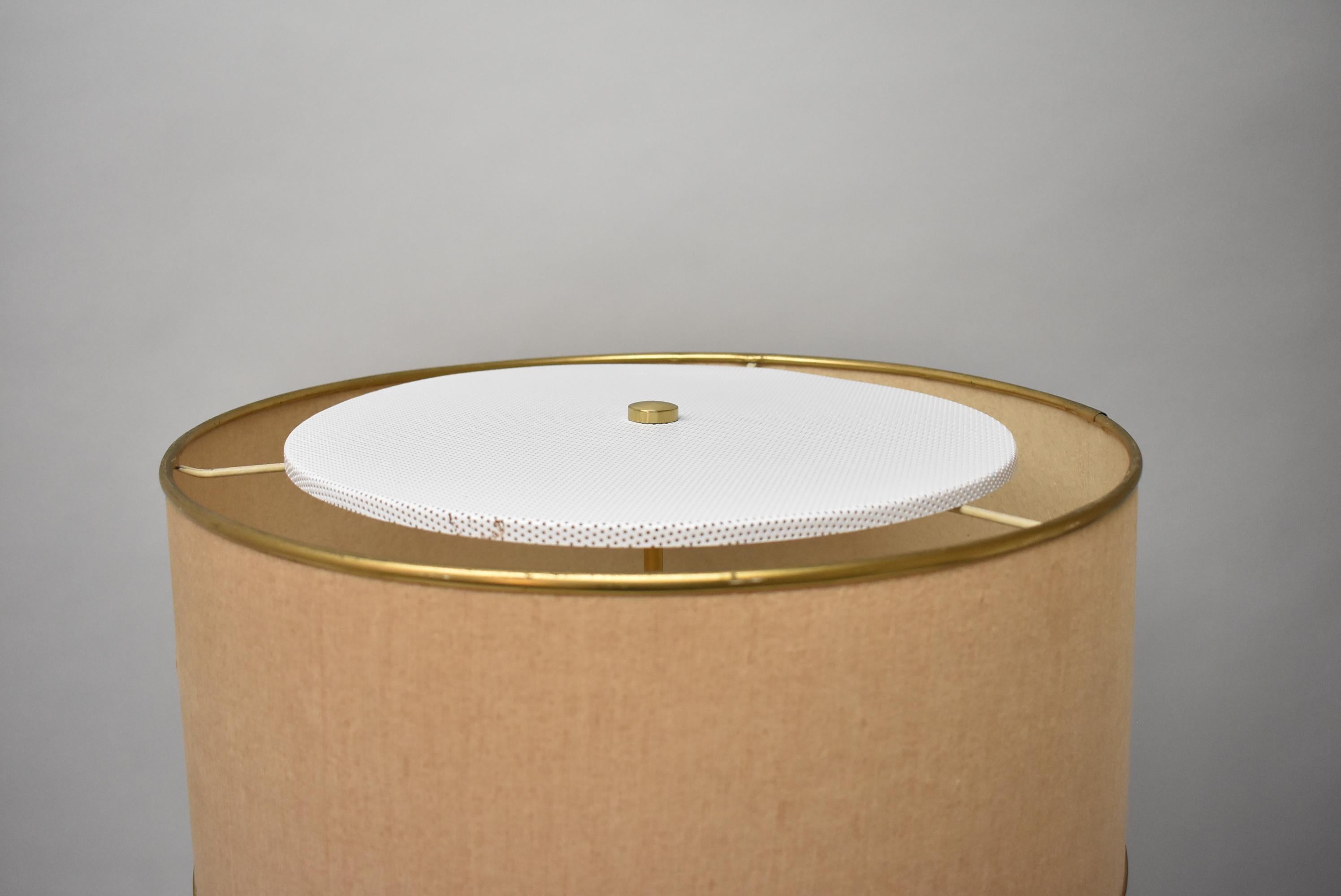 Ottone Gerald Thurston, lampada moderna di metà secolo in noce e ottone con base a treppiede in vendita