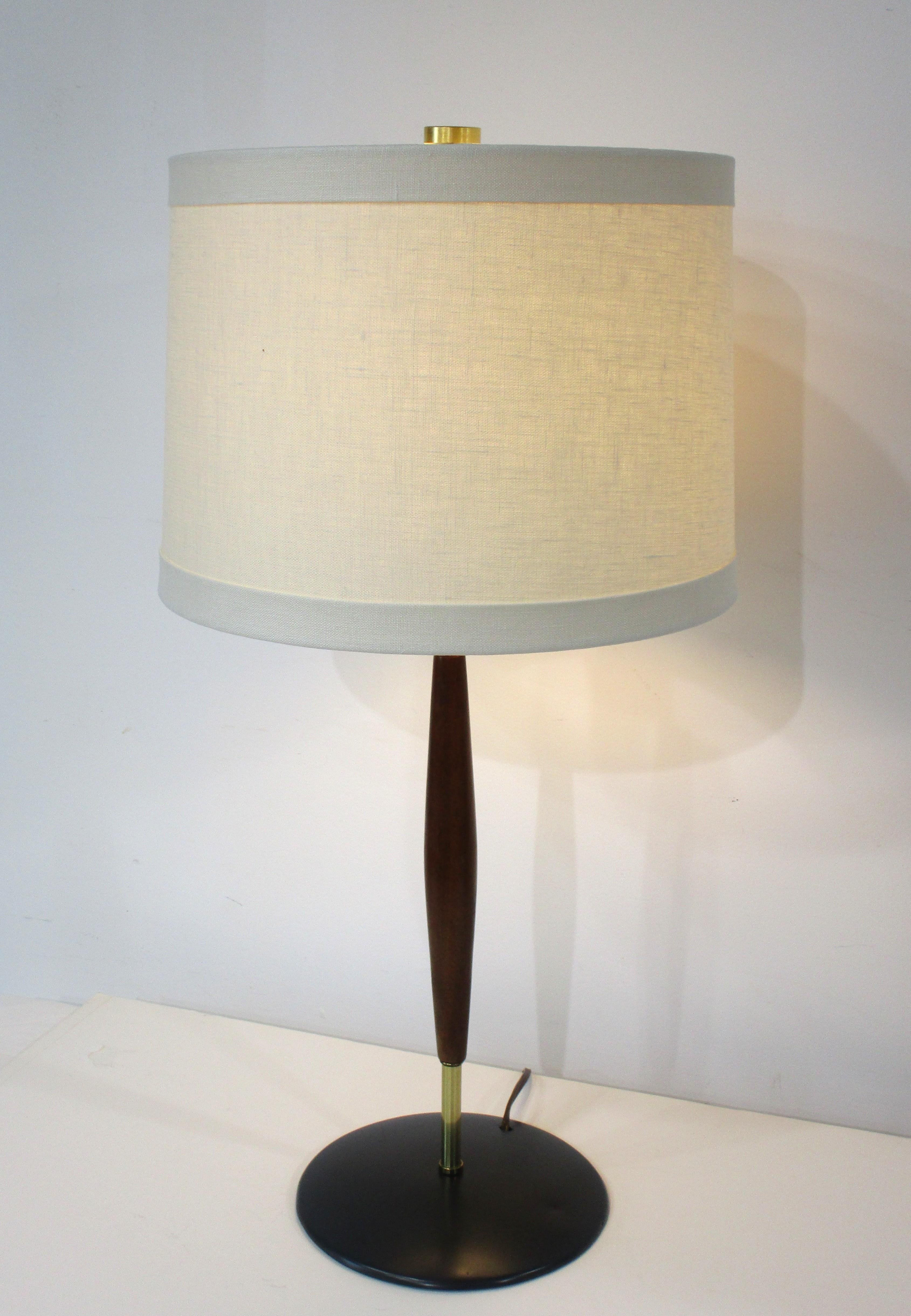 Gerald Thurston Mid Century Walnut Table Lamp for Lightolier For Sale 3